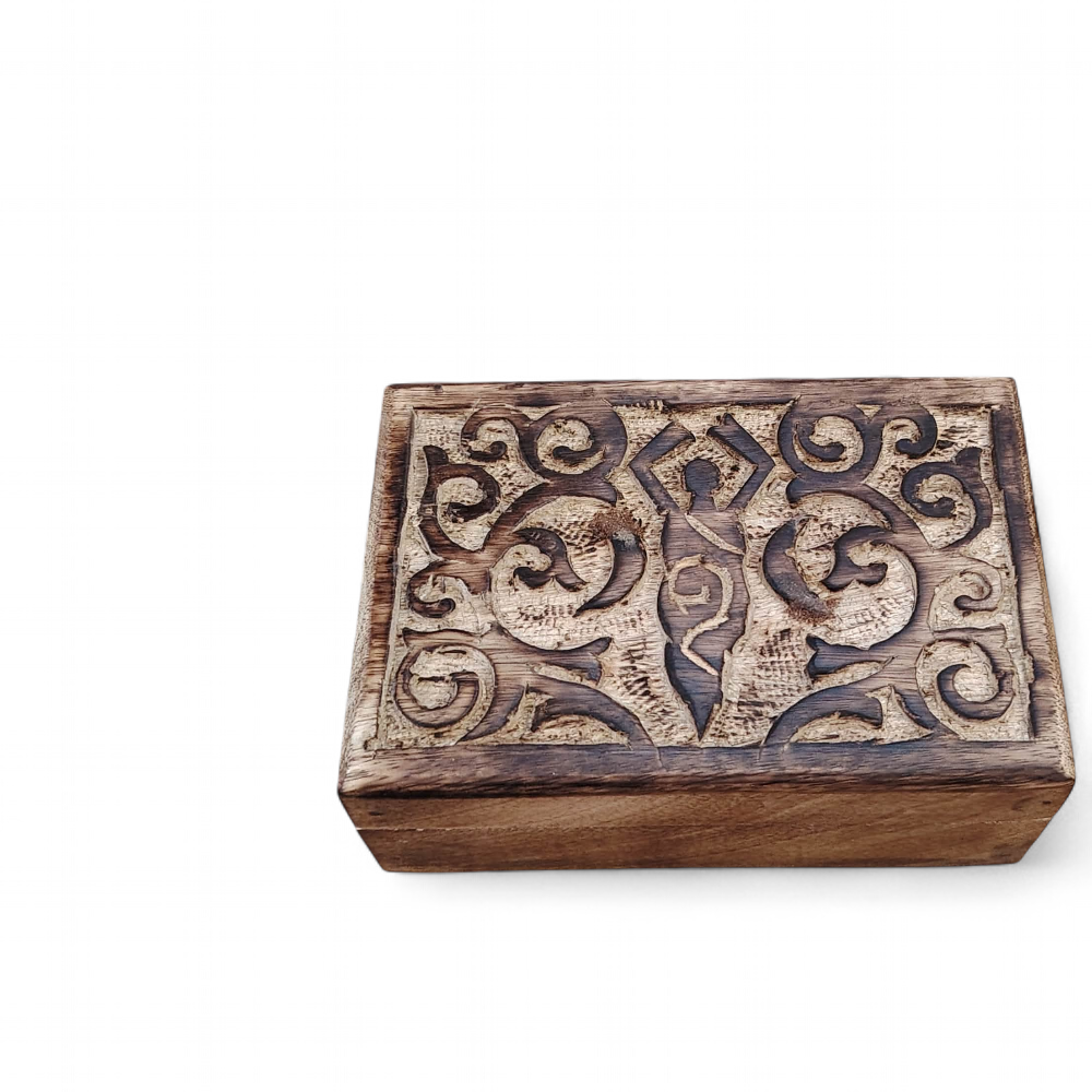 Boîte à bijoux en bois sculpté motif déesse Gaïa, vue de dessus sur fond clair.