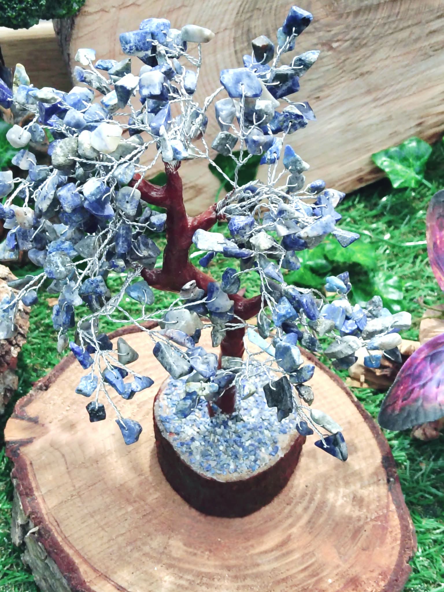 arbre du bonheur lapis lazuli pierres naturelles montées sur fil métallique base bois décor végétal objet déco énergétique pour bien-être et clarté d’esprit