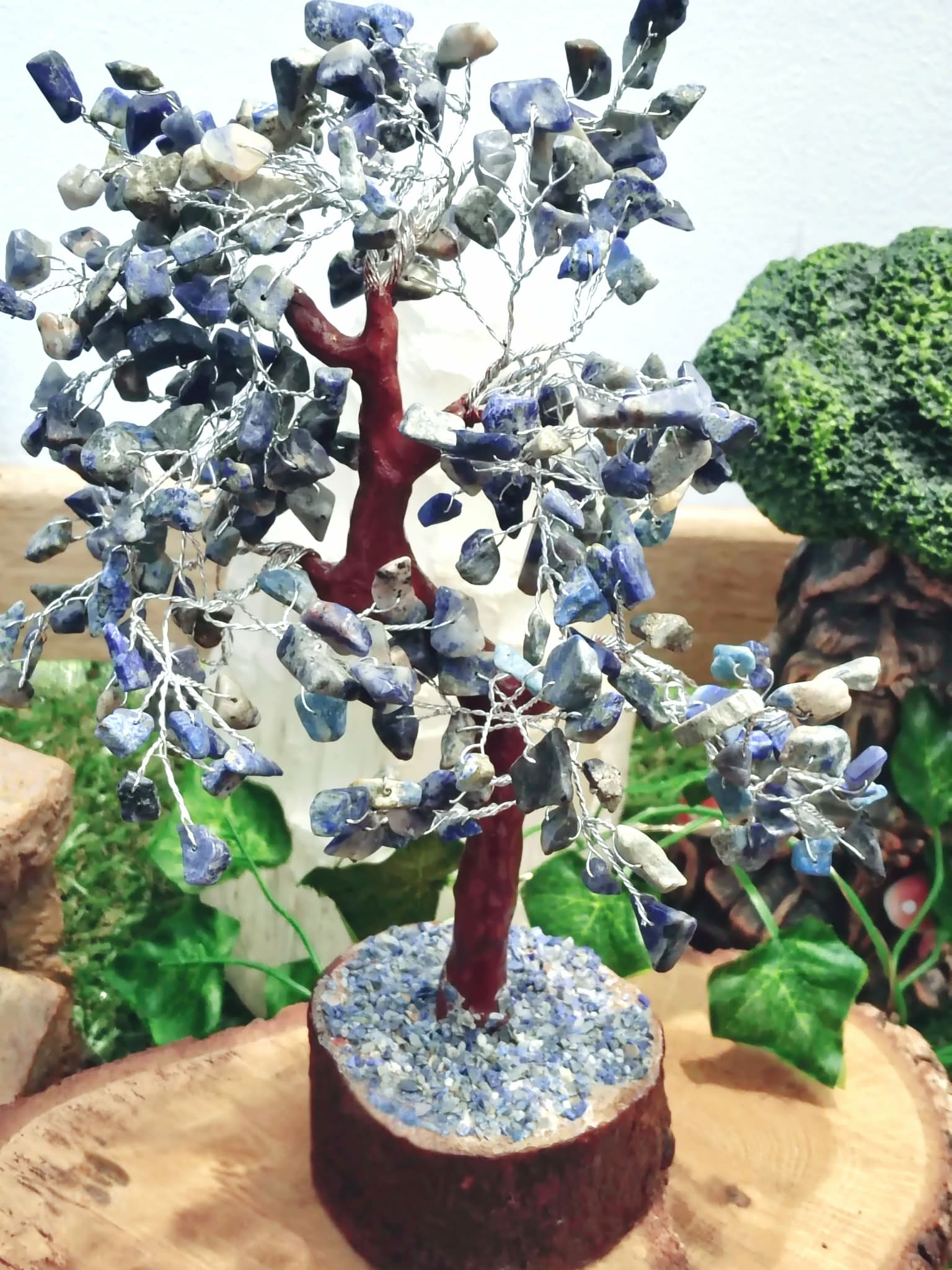 arbre du bonheur lapis lazuli 300 pierres posé sur tranche de bois en extérieur décoration lithothérapie confiance en soi communication et sagesse