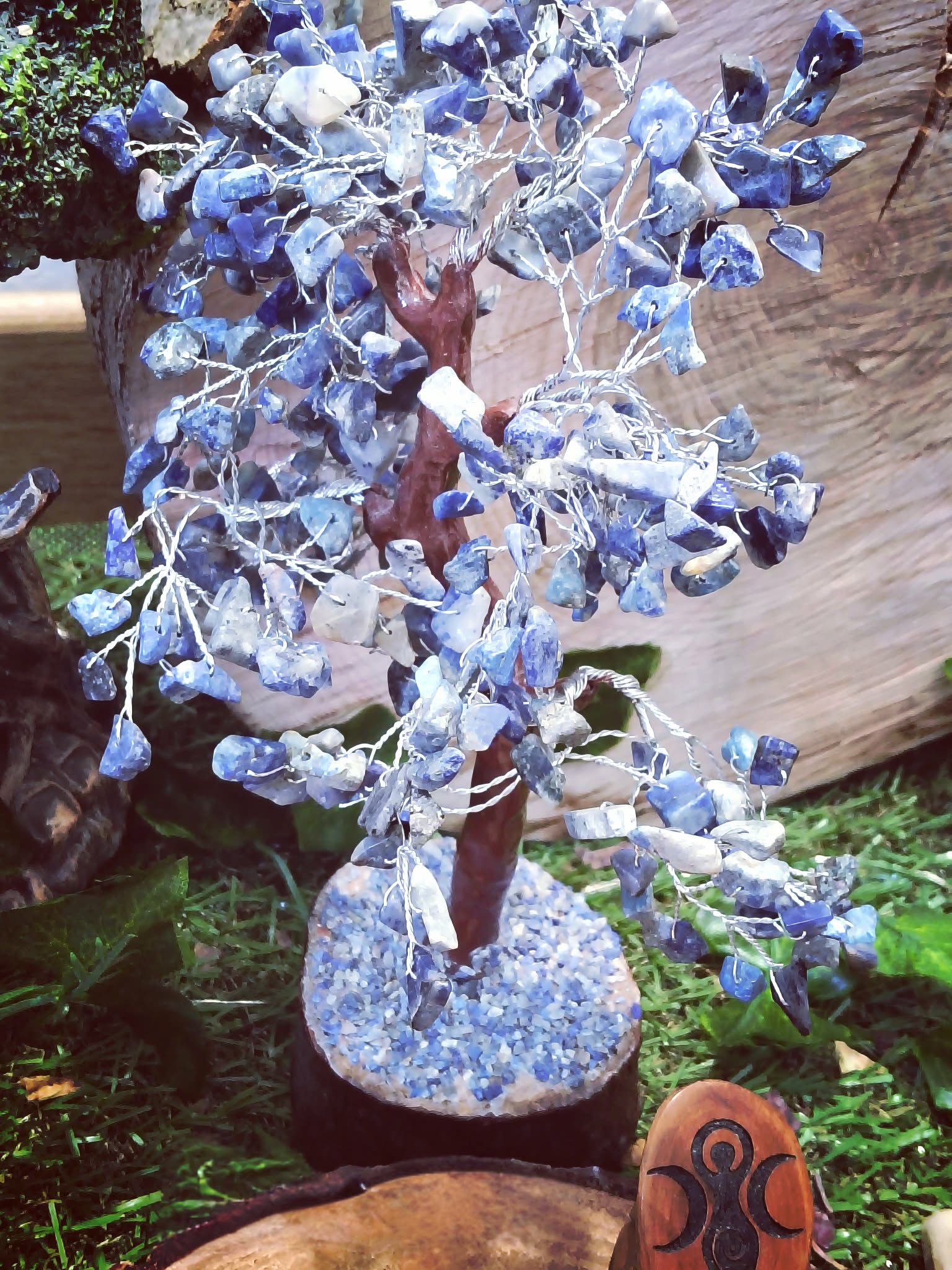 arbre de vie en lapis lazuli bleu sur base bois décor nature avec symbole ésotérique pierre de communication apaisement mental et harmonie intérieure