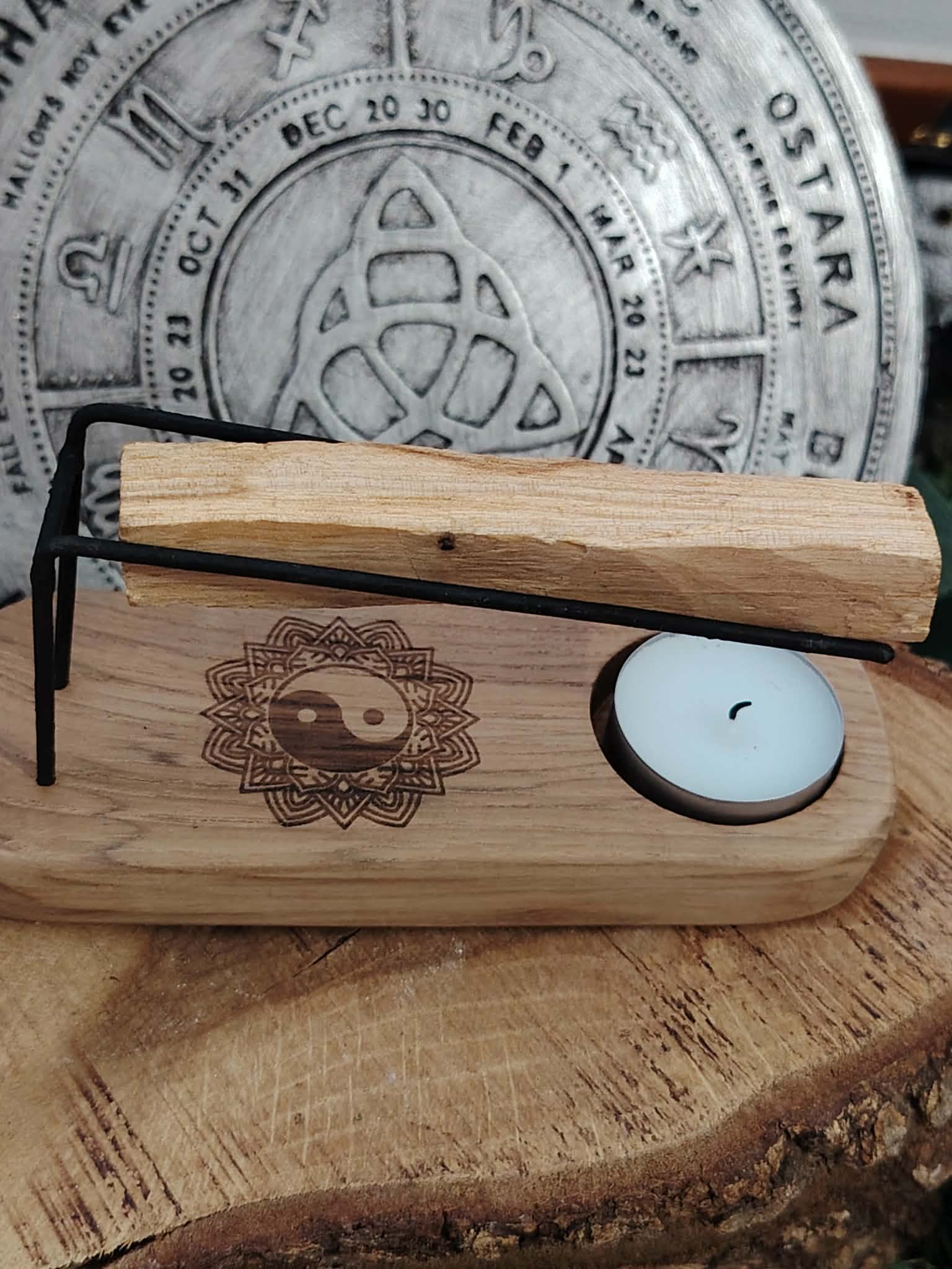 Support en bois Yin Yang avec bougie chauffe-plat, bâton de palo santo et fagot de sauge blanche devant une roue des sabbats – Magic Gaïa