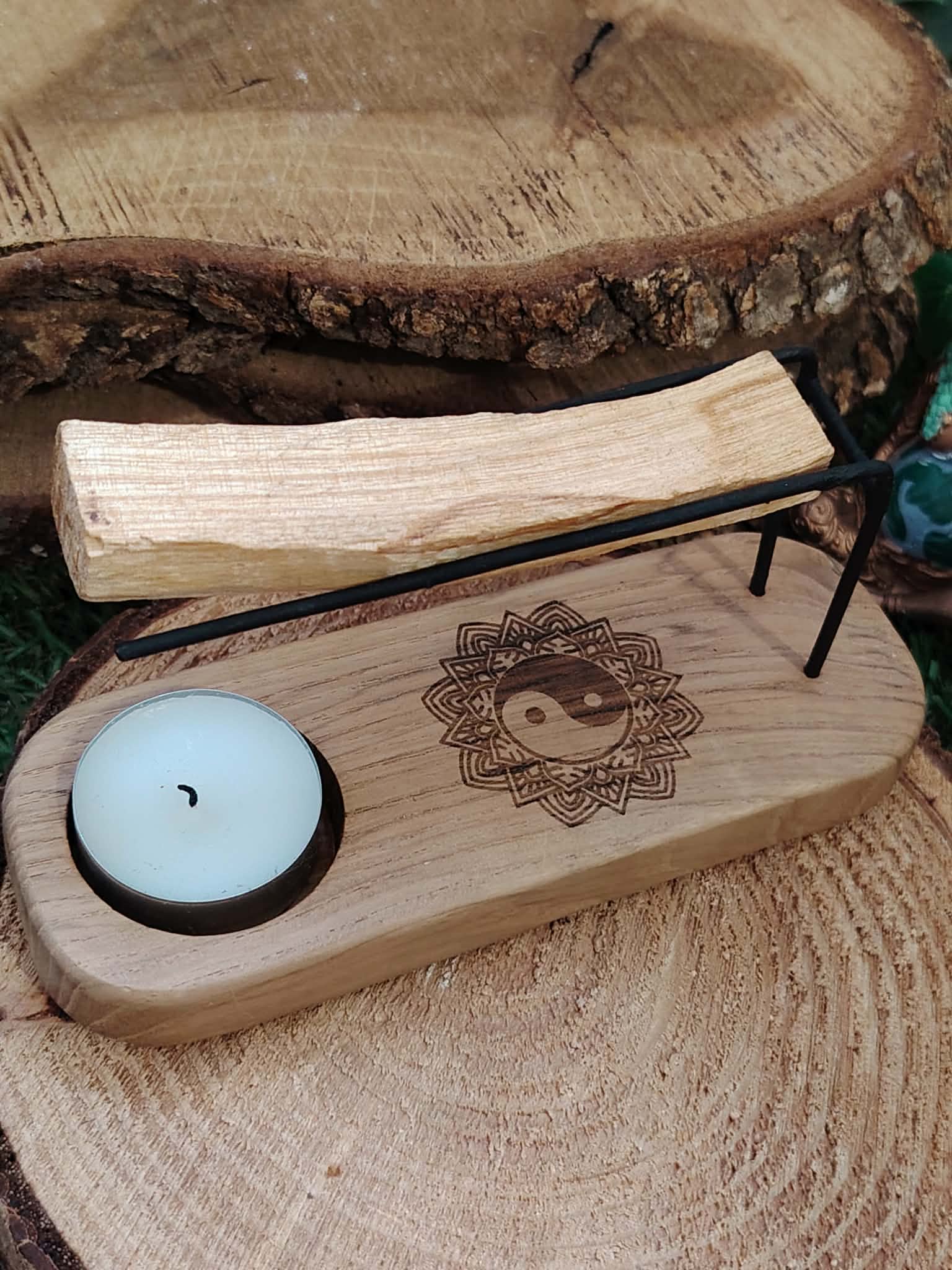 Porte-bâton de palo santo Yin Yang en bois avec petite bougie bleutée, posé sur un disque de bois rustique – Magic Gaïa