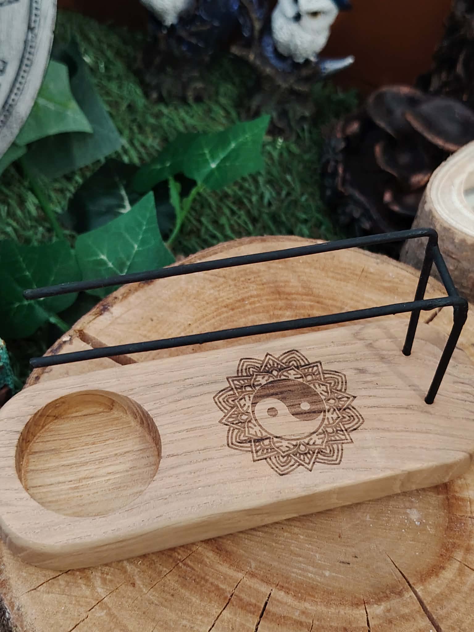 Porte palo santo en bois Yin Yang avec bougie chauffe-plat, bâton de palo santo et bâton de sauge blanche sur tranche de bois Magic Gaïa