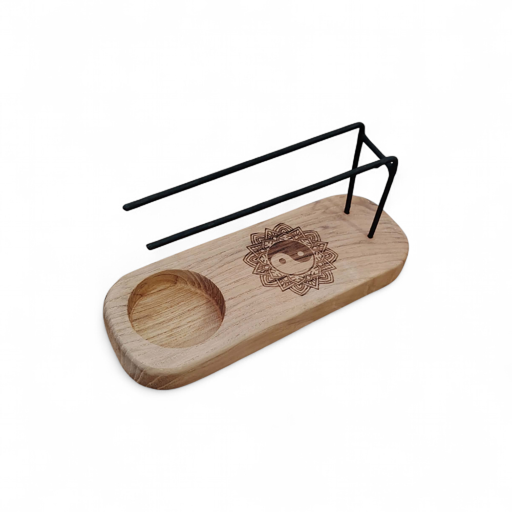 Porte palo santo en bois Yin Yang avec bougie chauffe-plat, bâton de palo santo et bâton de sauge blanche sur fond blanc