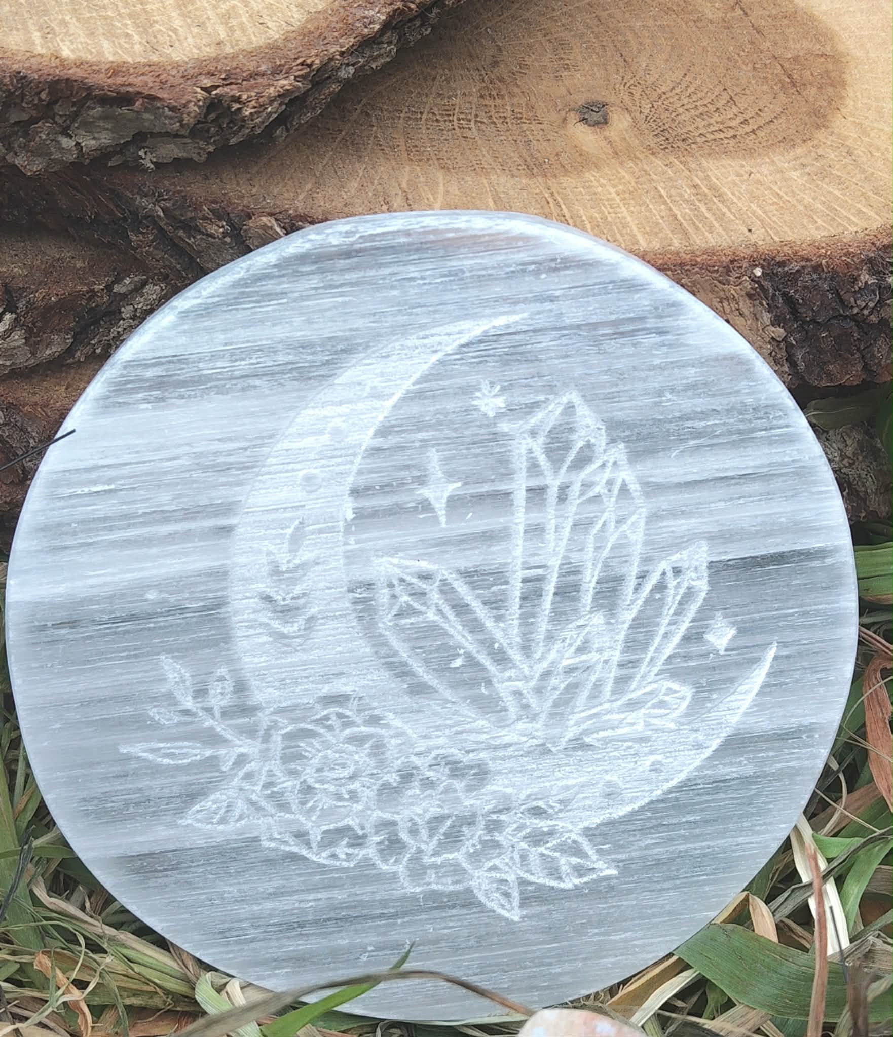 Plateau lune en sélénite blanche, posé sur herbe et bois, pour purifier les pierres, apaiser le stress et clarifier le mental
