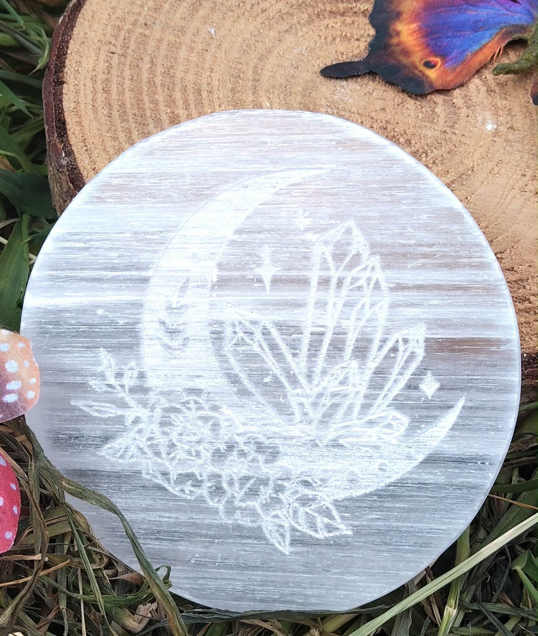 Plateau rond sélénite blanche 10 cm sur herbe et bois, support de rechargement des cristaux, clarté d’esprit et douceur émotionnelle
