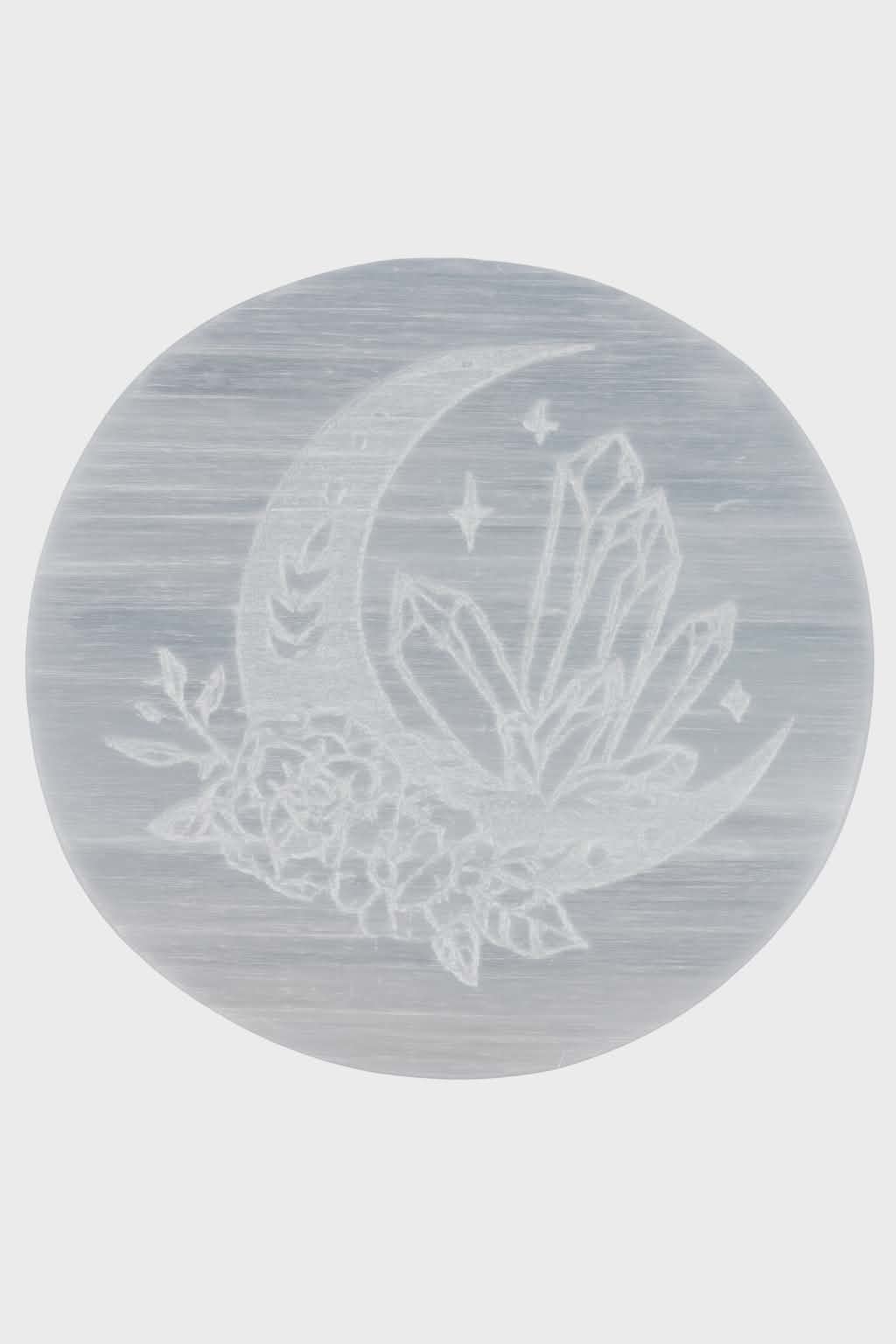 Plateau rond en sélénite blanche motif lune et cristaux,  sur fond blanc, support de purification des pierres