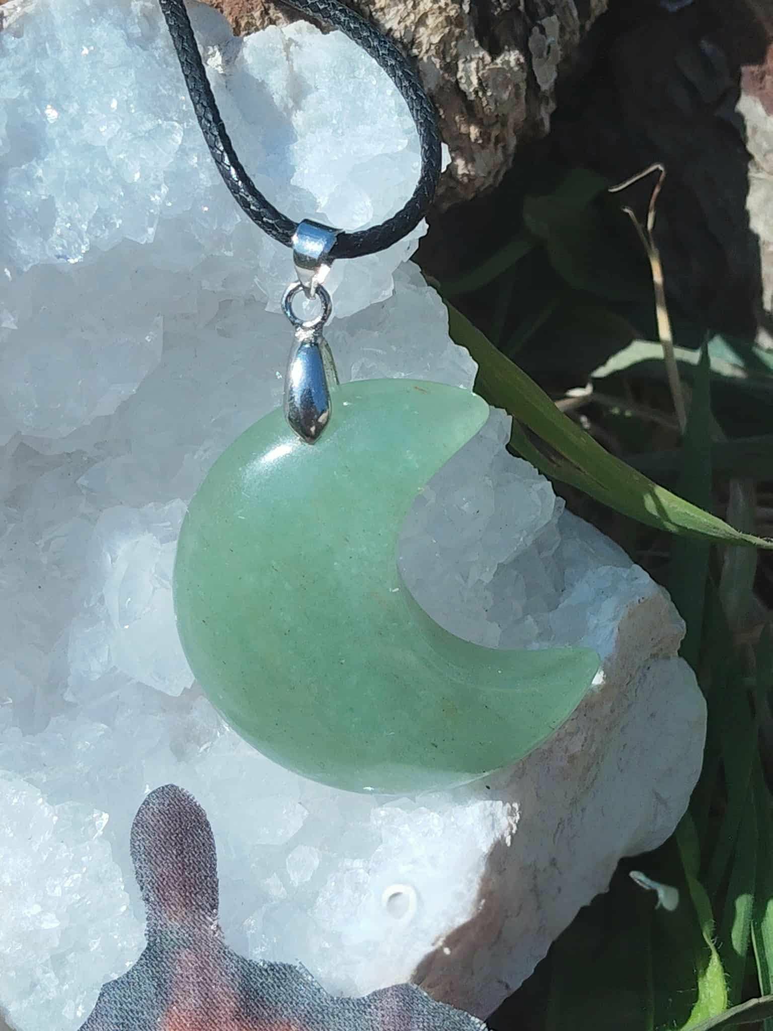 Pendentif lune en aventurine verte sur géode de cristal, bijou en pierre naturelle associé à la détente mentale, à l’harmonie intérieure et au souffle émotionnel.