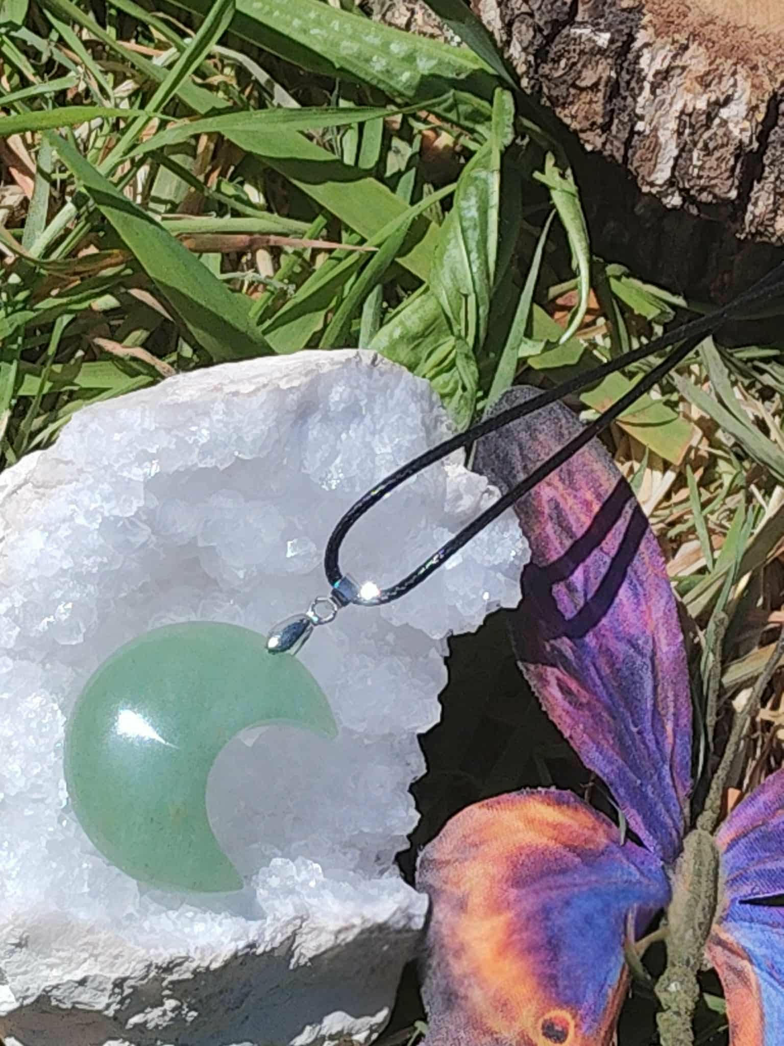 Pendentif lune en aventurine verte sur géode et plume, collier en pierre naturelle relié à la paix intérieure, à la fraîcheur du cœur et au réconfort émotionnel.