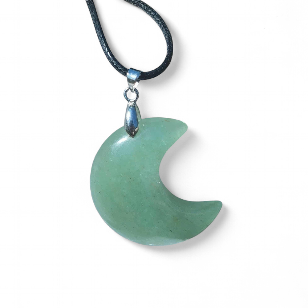 Pendentif lune en aventurine verte sur cordon noir, pierre naturelle pour le bien-être émotionnel et le self-control. sur fond blanc