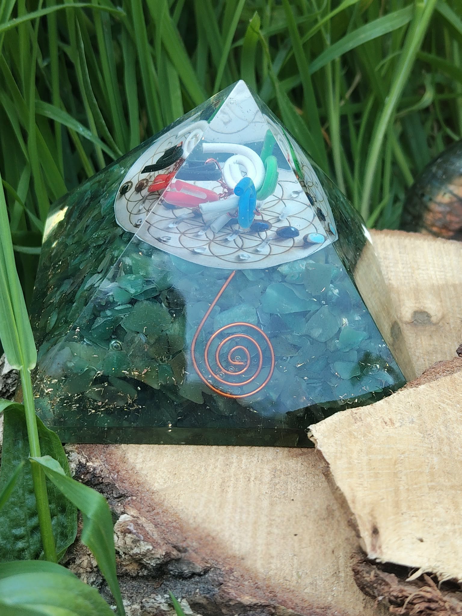 pyramide orgonite verte sur bois sérénité émotionnelle