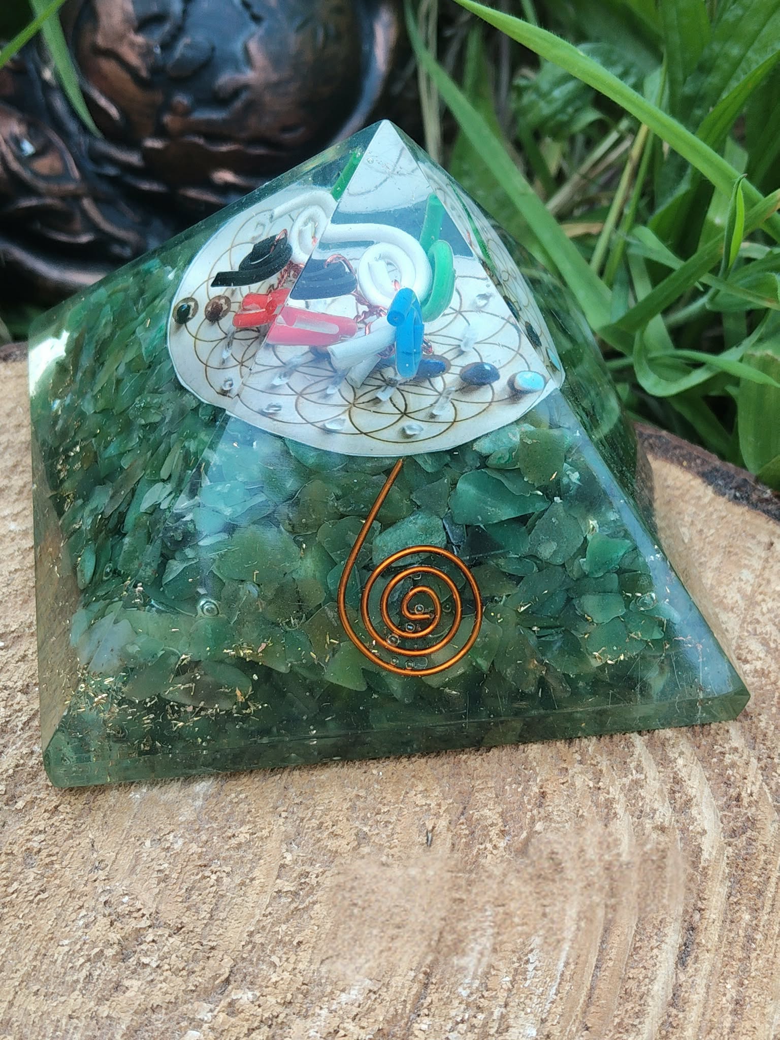 pyramide orgonite verte ambiance naturelle harmonie intérieure