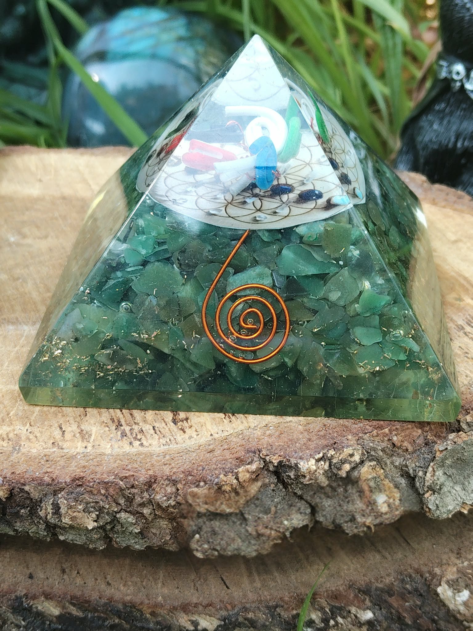 pyramide orgonite aventurine verte sur bois apaisement