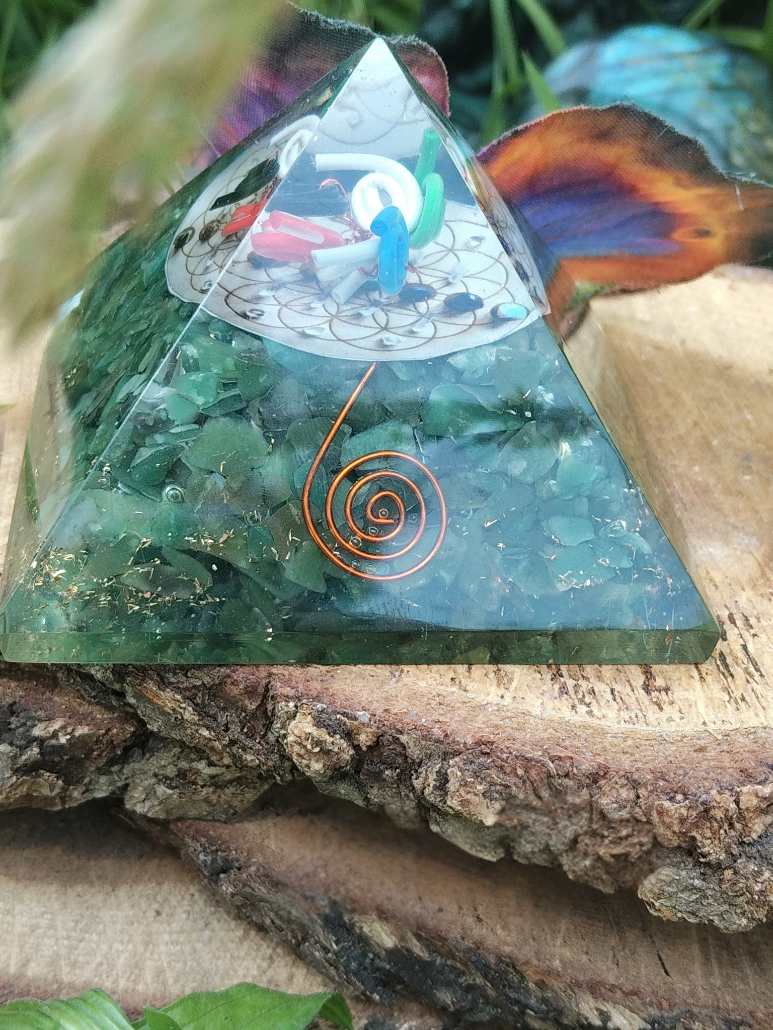 pyramide orgonite aventurine verte décor nature apaisement émotionnel