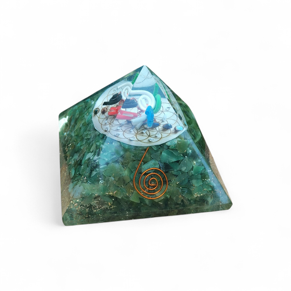 pyramide-orgonite-verte-sur fond blanc-harmonie-interieure