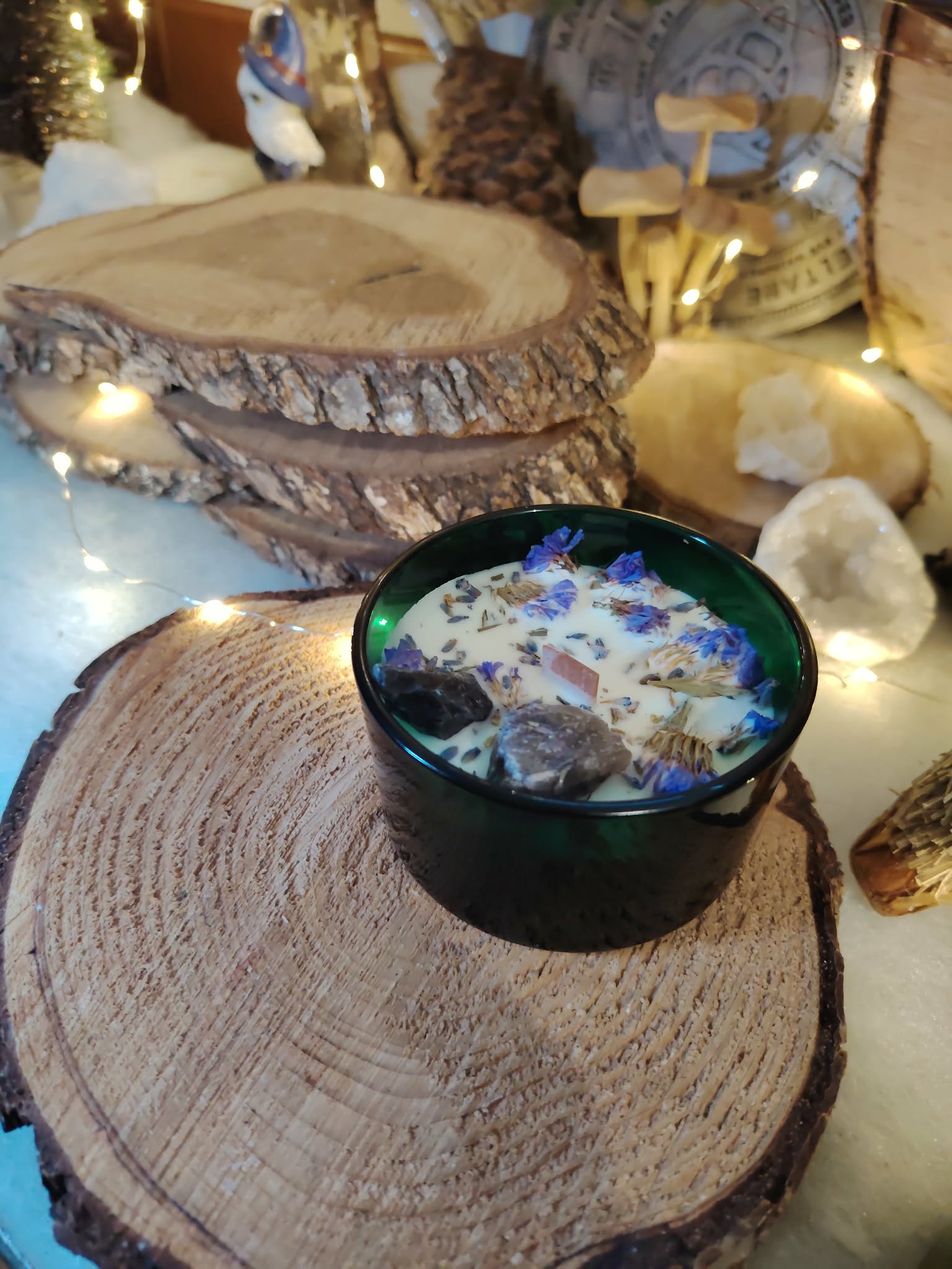 bougie lavande mèche en bois ambiance chaleureuse déco bois et lumière dorée améthyste brute anti stress