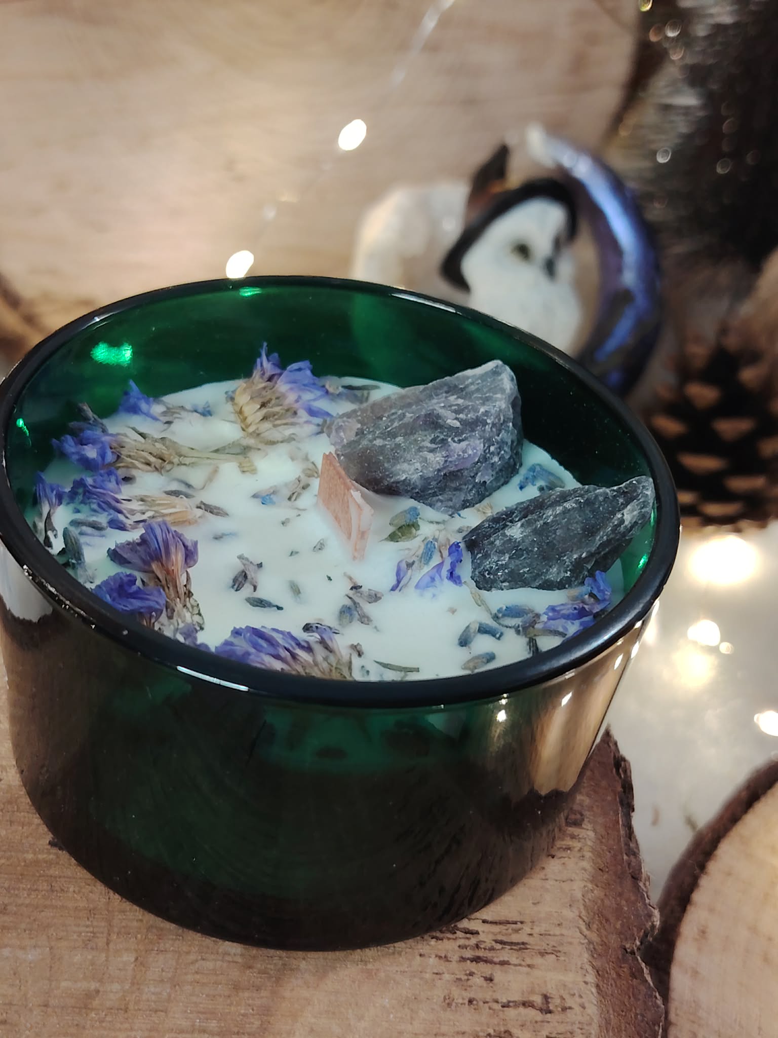 bougie cire de soja parfum lavande en verre vert sur support bois décor lumineux améthyste brute apaisement