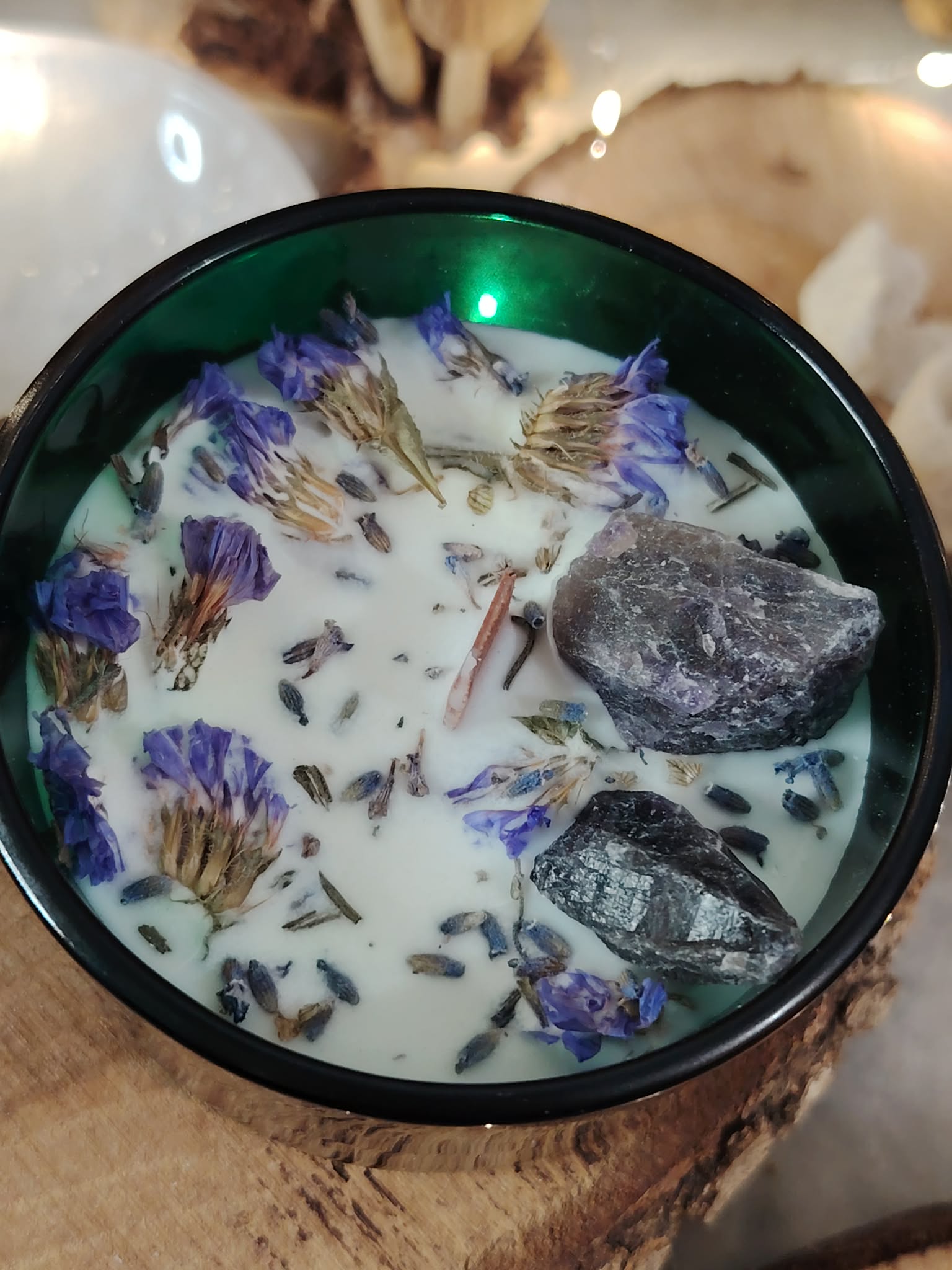 vue de dessus bougie cire de soja lavande fleurs séchées améthyste brute décor bois apaisement