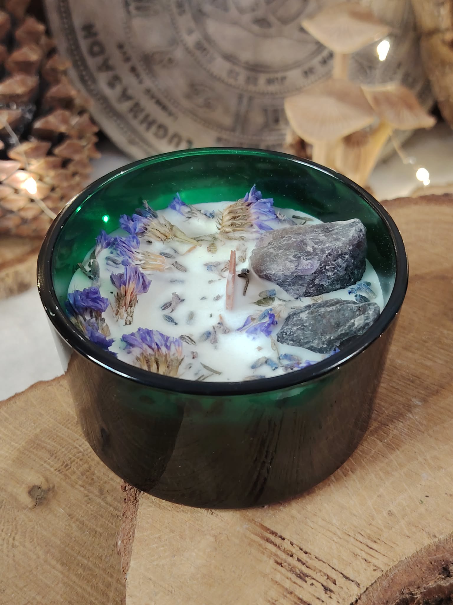 bougie parfumée lavande mèche en bois verre vert foncé décor chaleureux améthyste brute harmonie sérénité