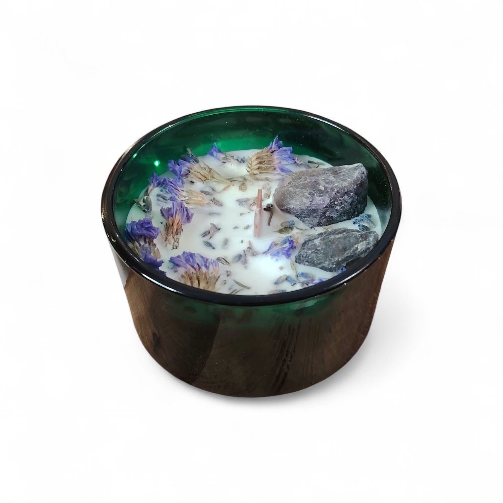 bougie cire de soja parfum lavande avec améthyste brute et fleurs séchées sur fond blanc