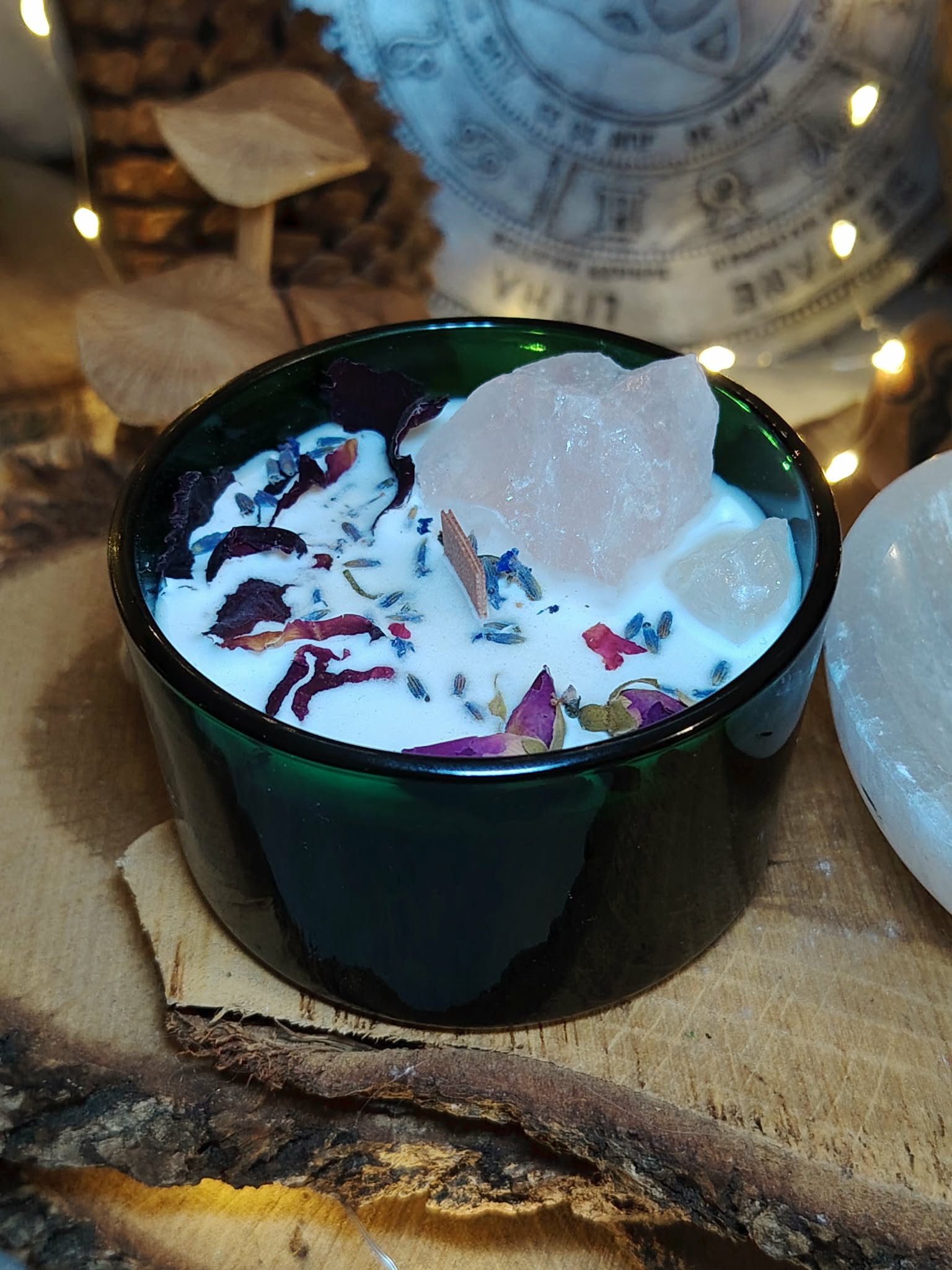bougie mèche en bois parfum rose du maroc décor lumineux sur bois quartz rose brut amour de soi
