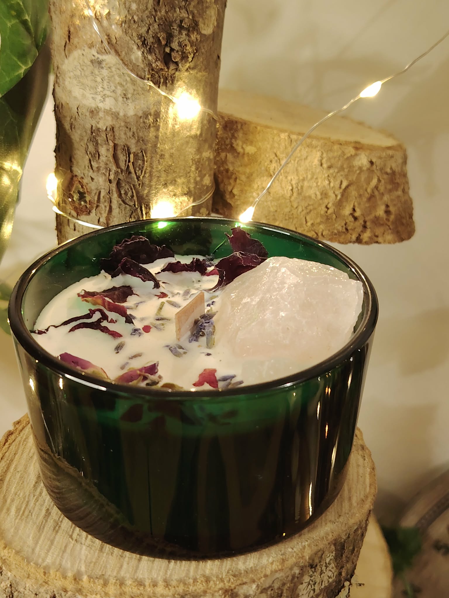 bougie parfumée rose du maroc sur rondin de bois ambiance cosy guirlande lumineuse quartz rose brut tendresse