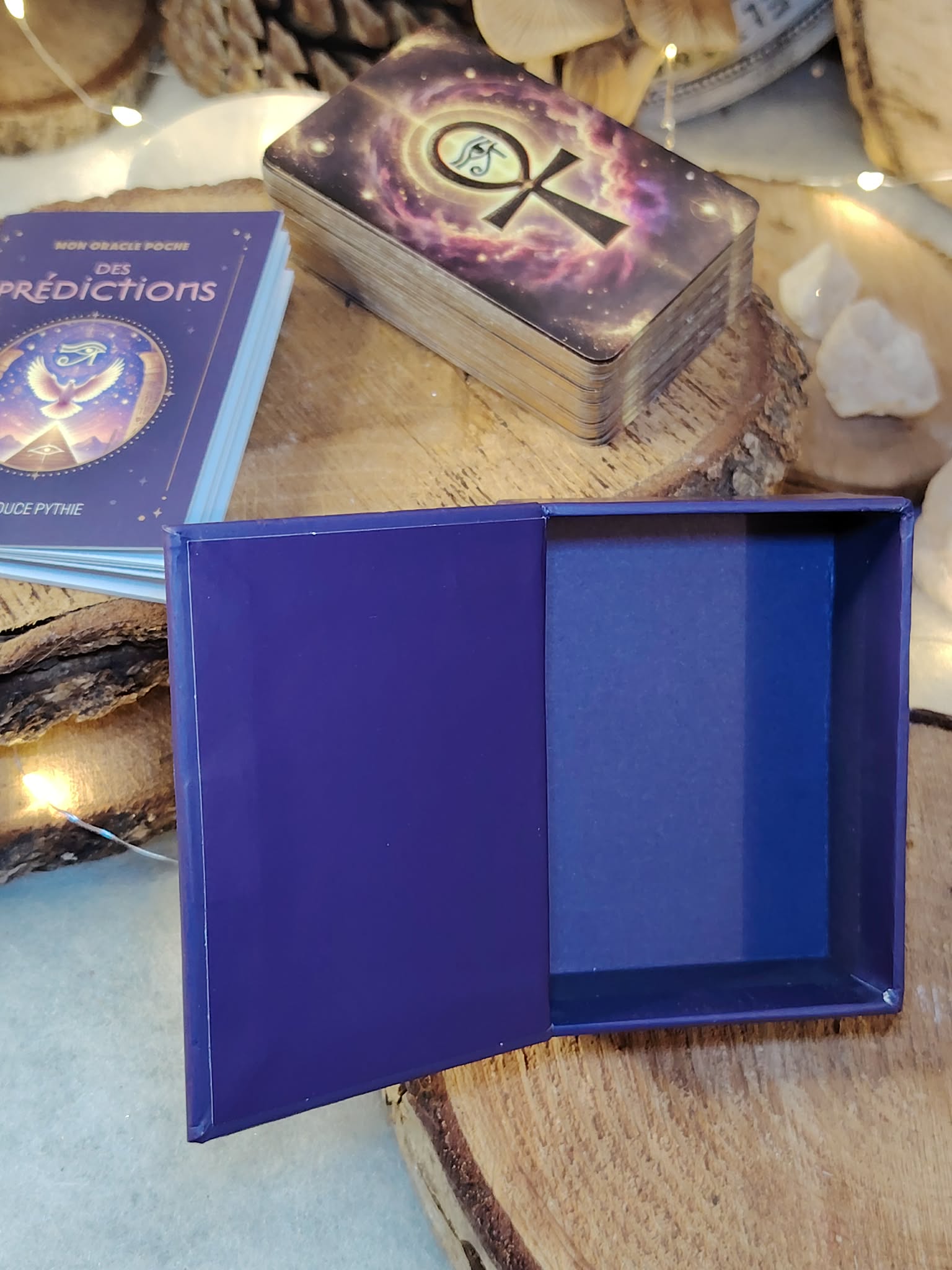 oracle poche des prédictions la douce pythie – boîte ouverte avec intérieur visible – décor rondins de bois