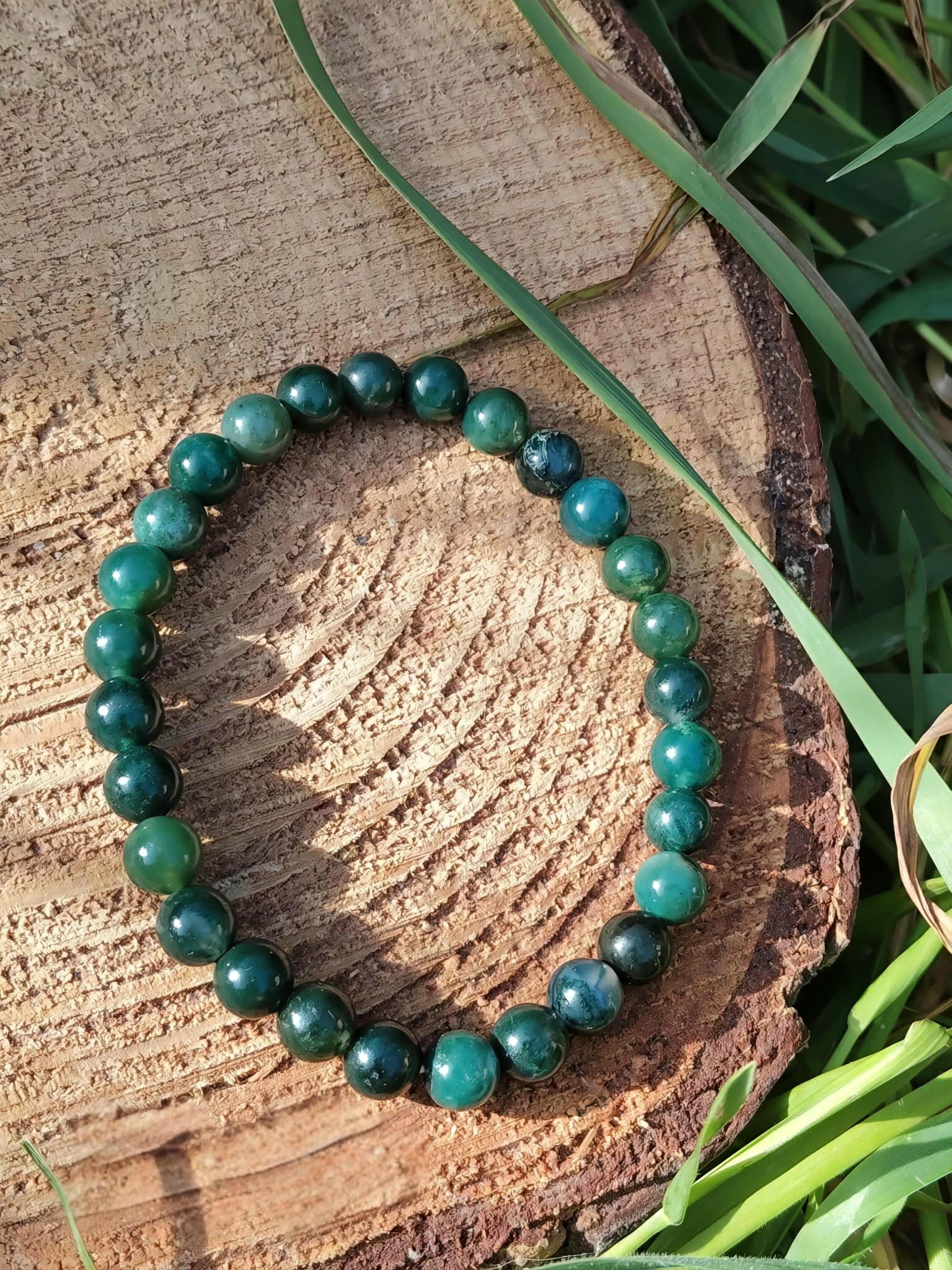 Bracelet Agate Mousse 6 mm vert-bleuté sur bois brut avec feuilles vertes, harmonie naturelle et stabilité émotionnelle