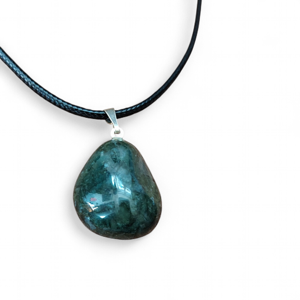Gros plan sur pendentif agate mousse vert mousse sur cordon noir, fond blanc, calme intérieur et équilibre émotionnel