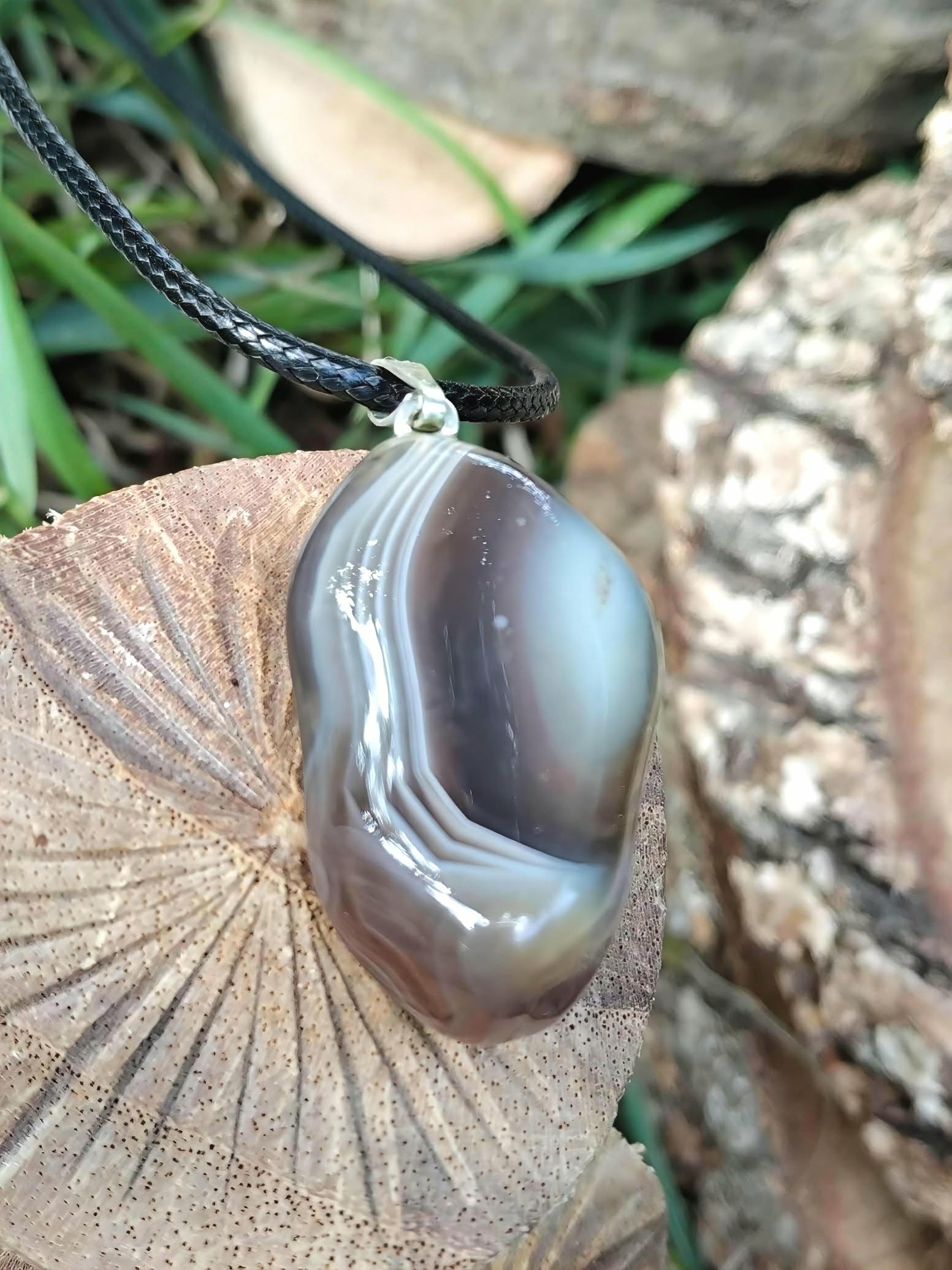 Pendentif agate du Botswana sur tranche de bois, énergie douce, paix mentale et recentrage tranquille