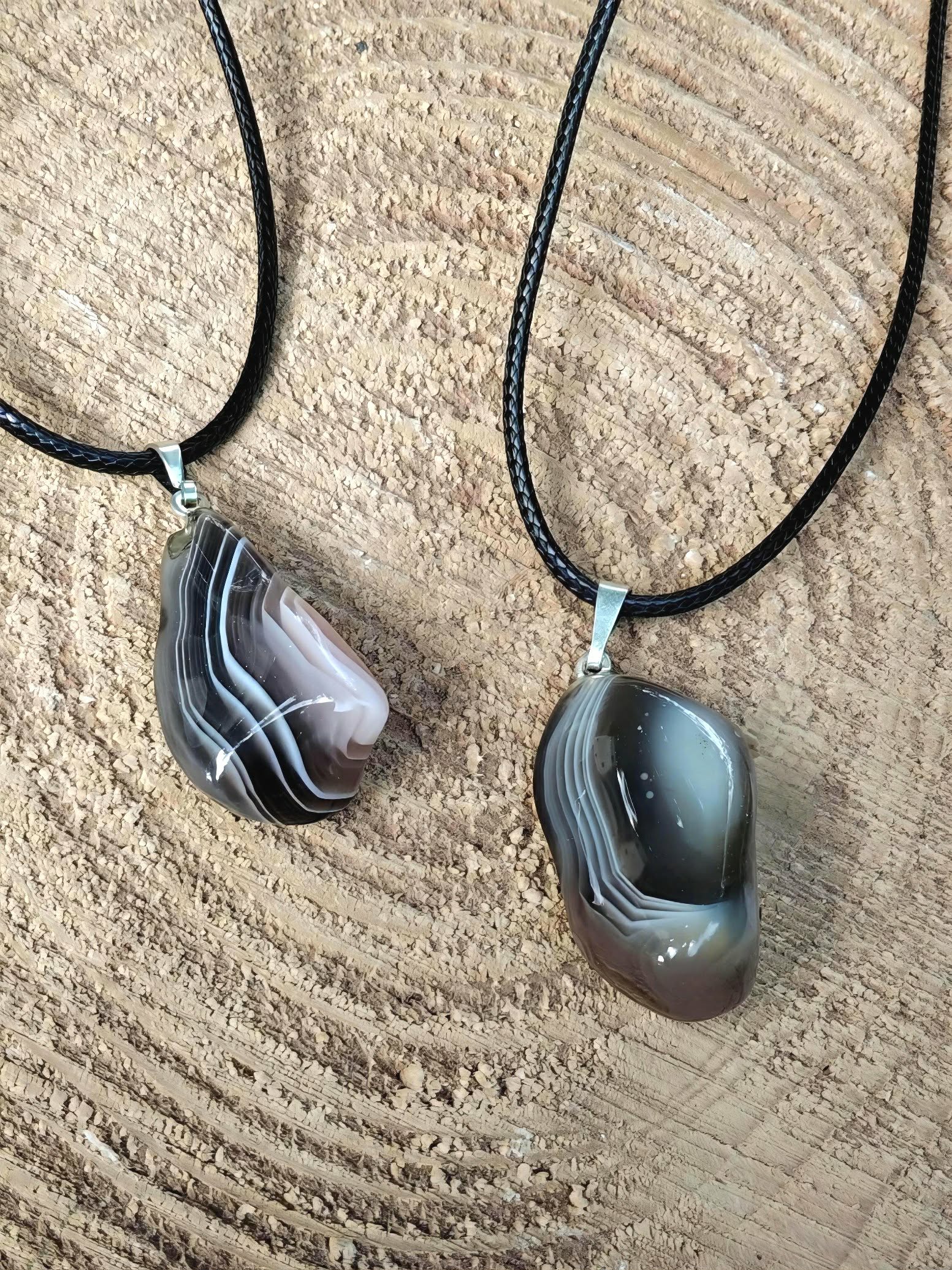 Pendentif agate du Botswana à bandes grises et brunes sur bois, réconfort intérieur et énergie plus douce au quotidien
