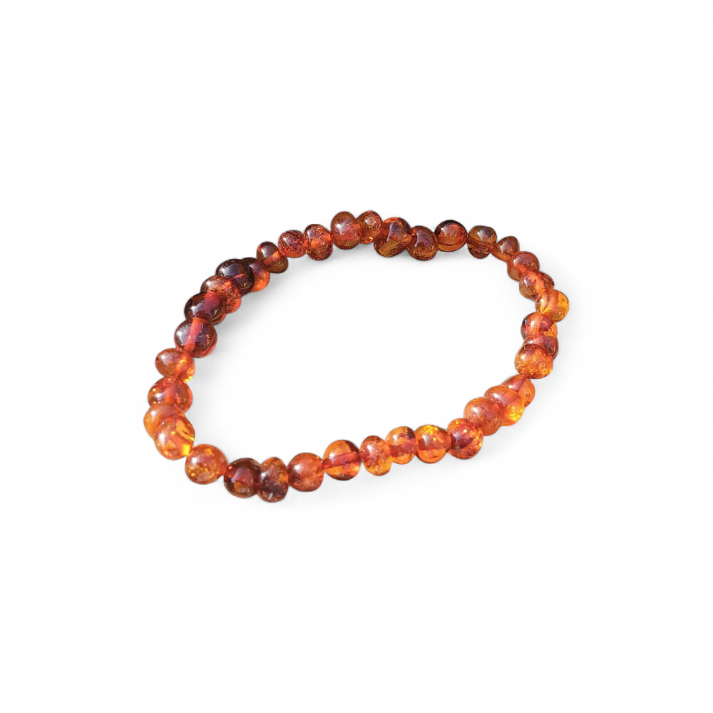 Bracelet ambre cognac sur fond blanc, perles naturelles chaleureuses pour bonne humeur, confiance et rayonnement apaisant