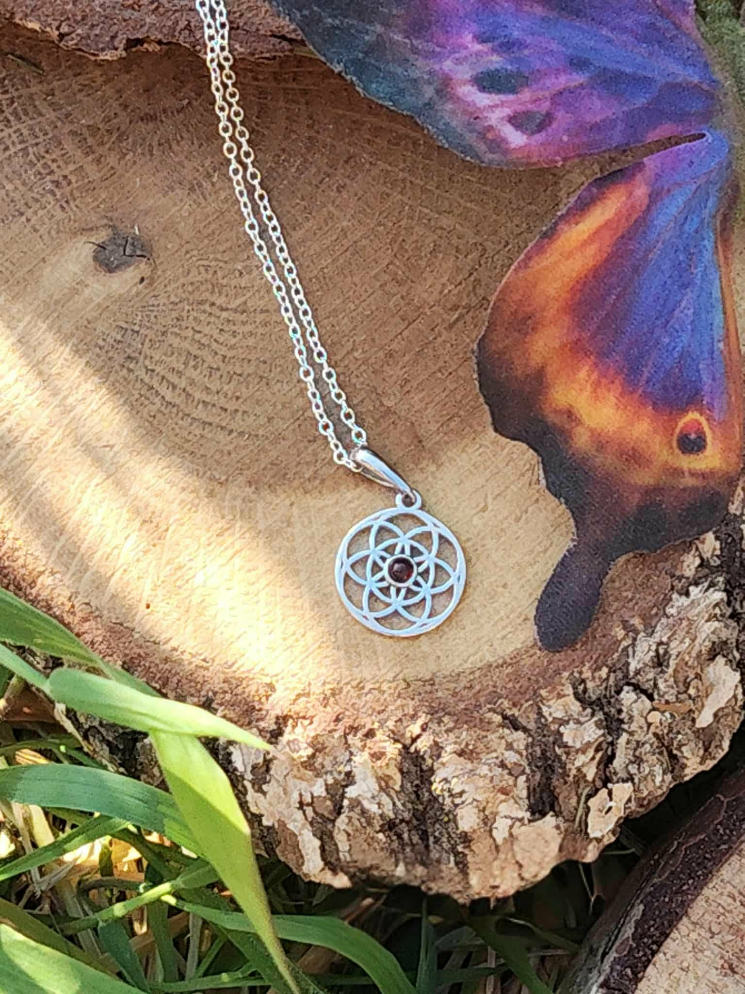 Pendentif Fleur de Vie argent 925 avec perle d’ambre sur rondin de bois et déco colorée, bijou sacré au style protecteur et chaleureux