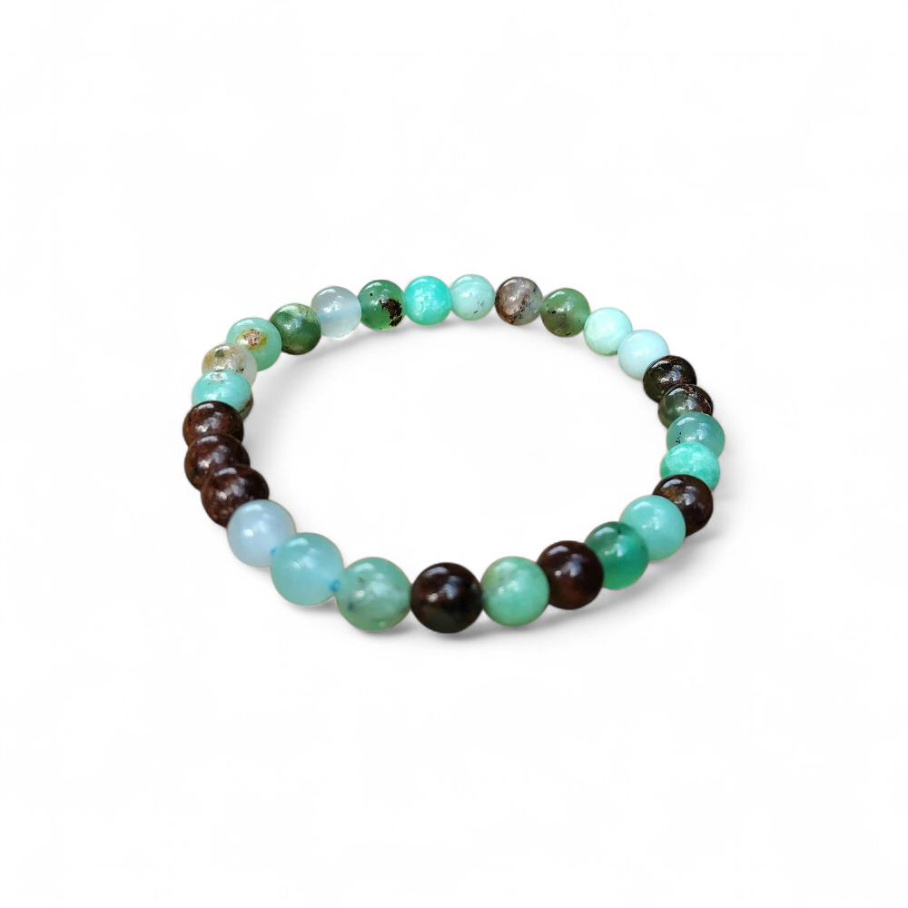Bracelet chrysoprase sur fond blanc, pierre fine verte et perles marron chocolat pour confiance retrouvée et stabilité émotionnelle