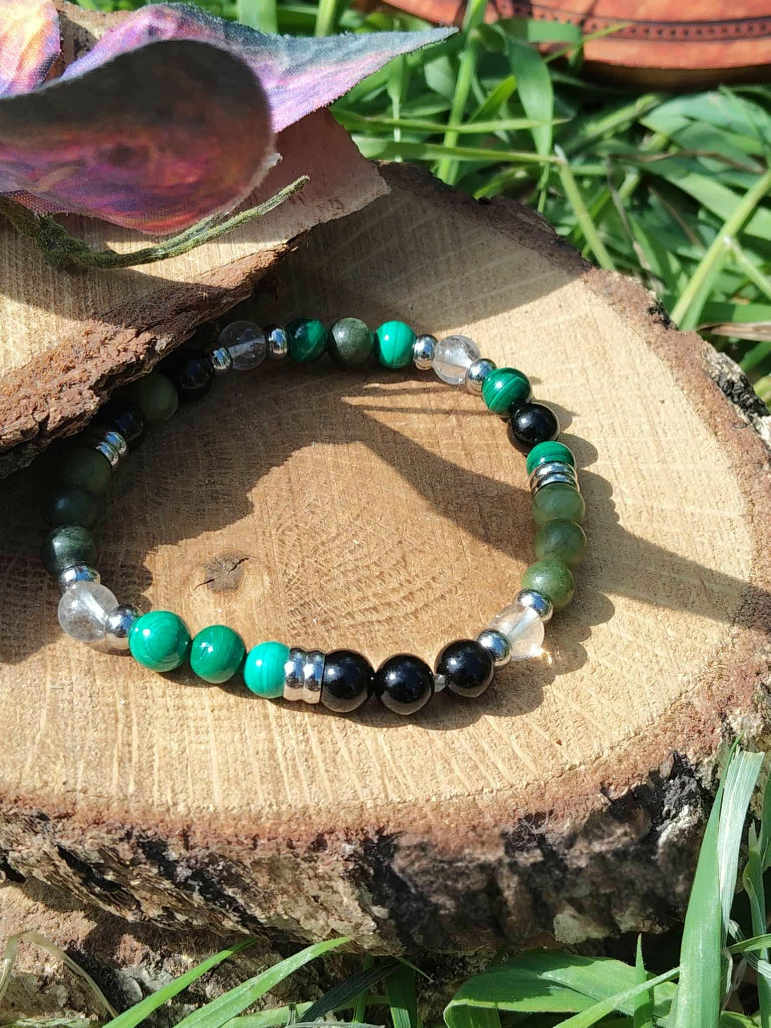 Bracelet Fibromyalgie sur rondin de bois, perles noires et vertes en pierres naturelles pour ancrage profond et protection douce