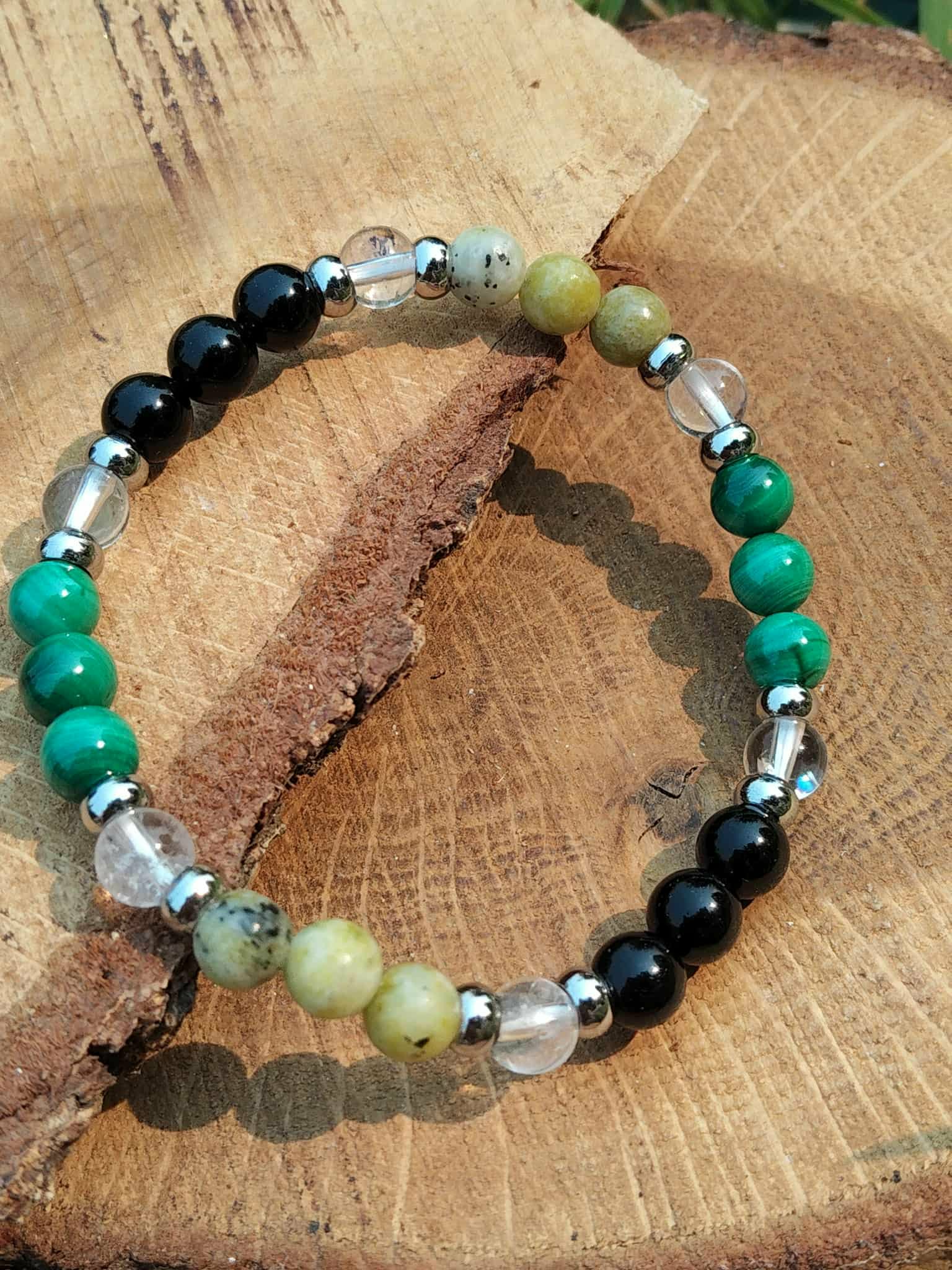 Bracelet Fibromyalgie en malachite, serpentine et cristal de roche sur bois naturel, équilibre intérieur et apaisement du mental