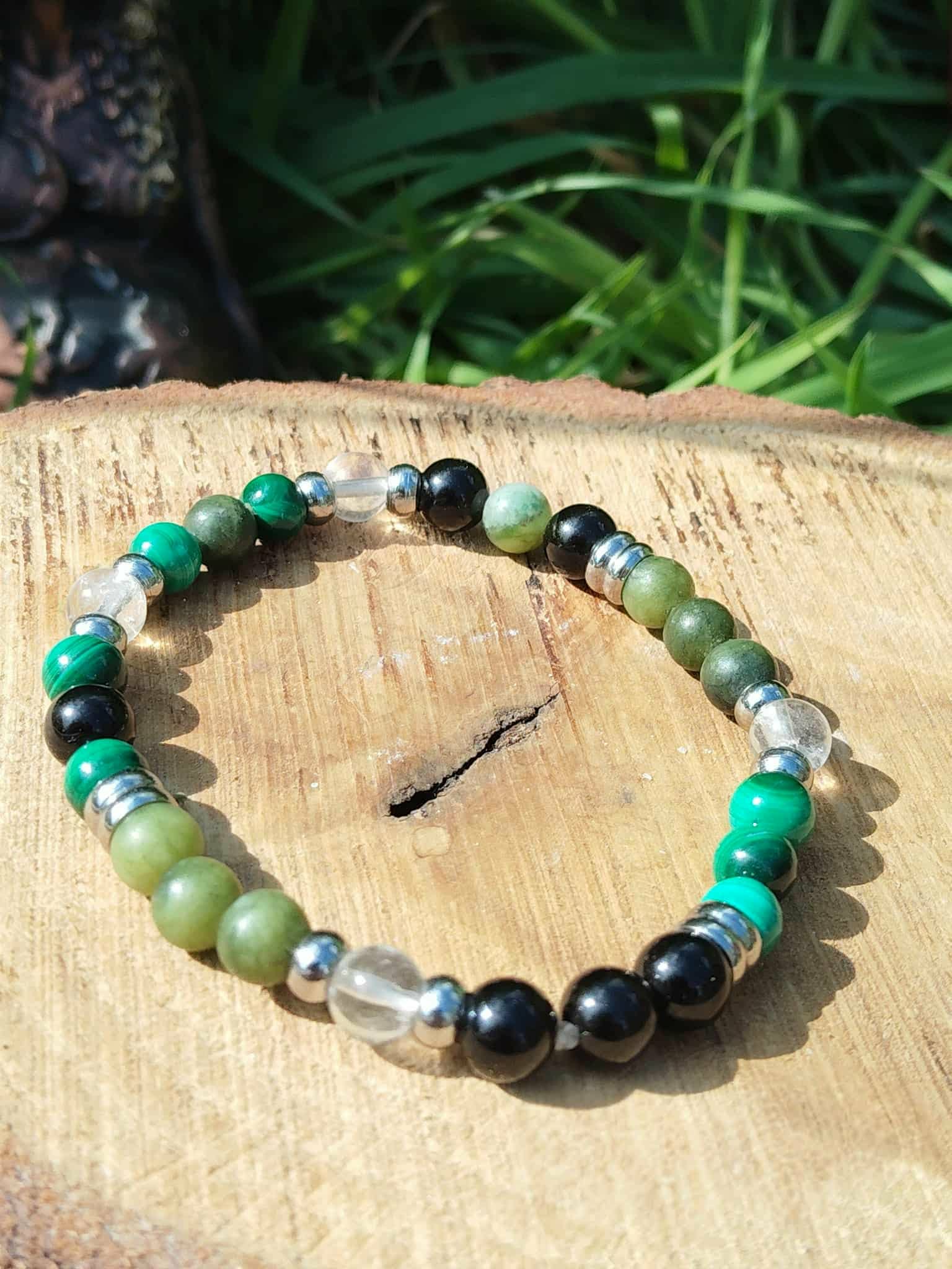 Bracelet Fibromyalgie en malachite verte, tourmaline noire et cristal de roche sur décor végétal, apaisement du stress et recentrage
