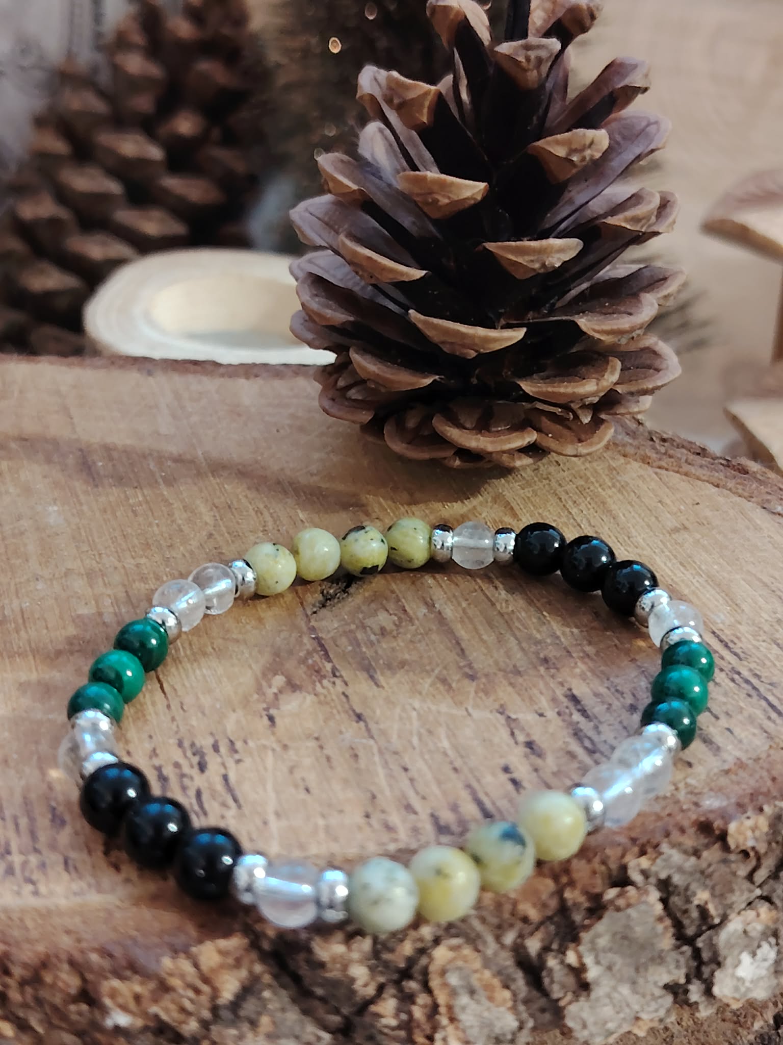 Bracelet Fibromyalgie perles vertes malachite et jaunes serpentine sur bois brut avec pomme de pin, apaisement quotidien et douceur intérieure