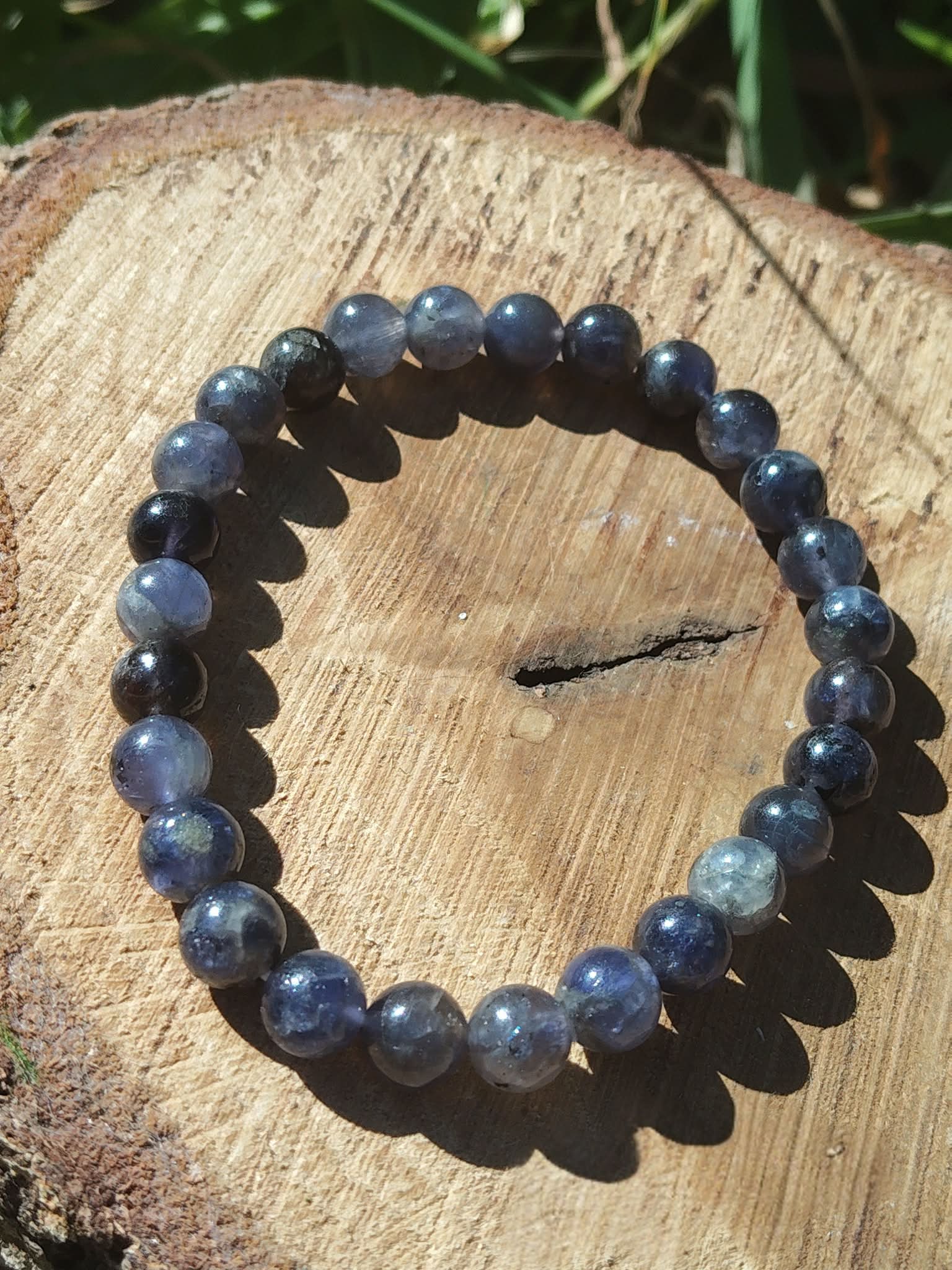 Bracelet cordiérite ou iolite sur bois texturé, perles bleu nuit, gris bleuté et violet ardoise pour vision intérieure, apaisement mental et finesse perceptive