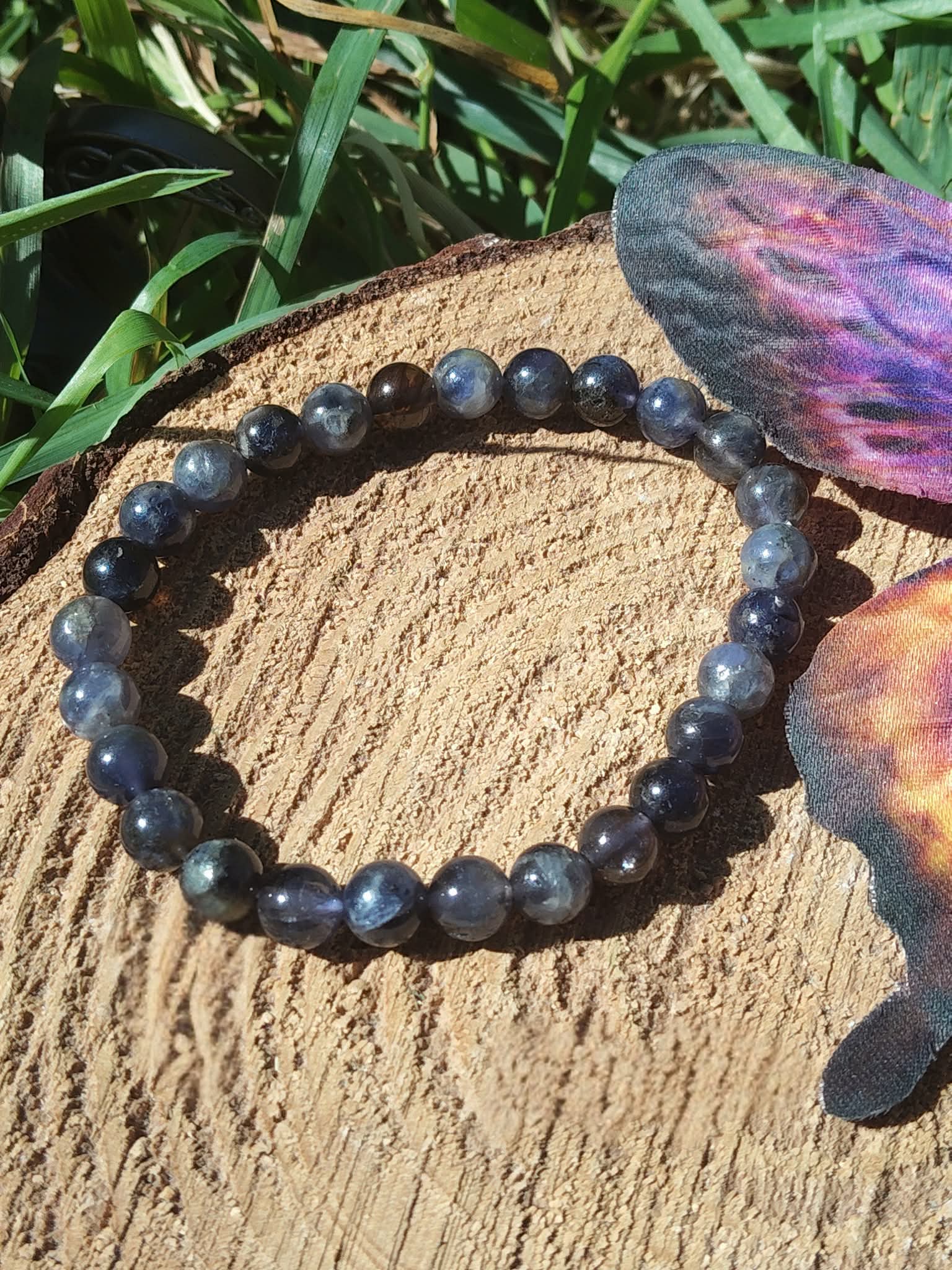 Bracelet iolite aux reflets bleu-violet sur bois avec feuillage et papillon, perles bleu nuit et indigo pour cap intérieur, intuition fiable et assurance sereine