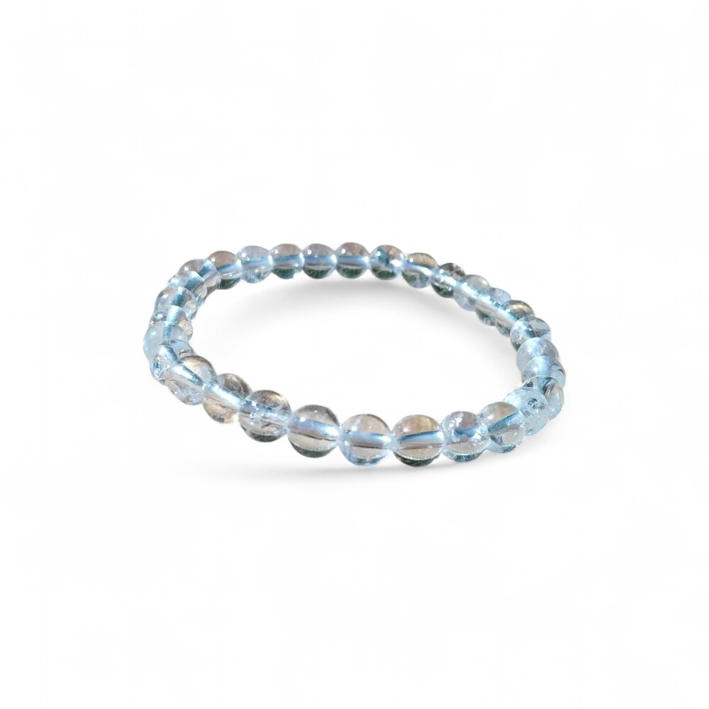 Bracelet cristal de roche sur fond blanc, perles 6 mm translucides en pierre naturelle pour harmonie énergétique et recentrage