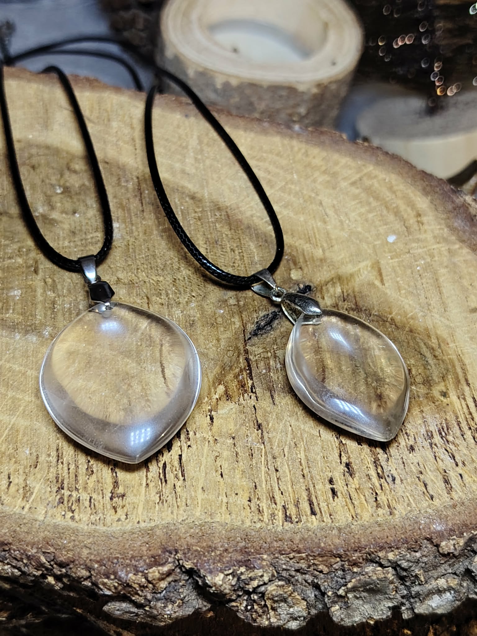 deux pendentifs pierre naturelle cristal de roche goutte sur cordons noirs, ambiance nature — équilibre émotionnel