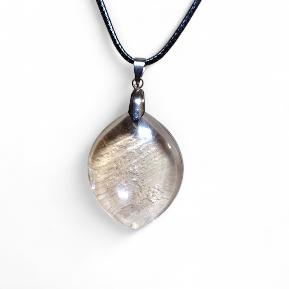 pendentif-quartz-clair-goutte-centre-sur fond blanc-pierre-translucide-lumineuse-cordon-noir-visible-amplification-des-energies