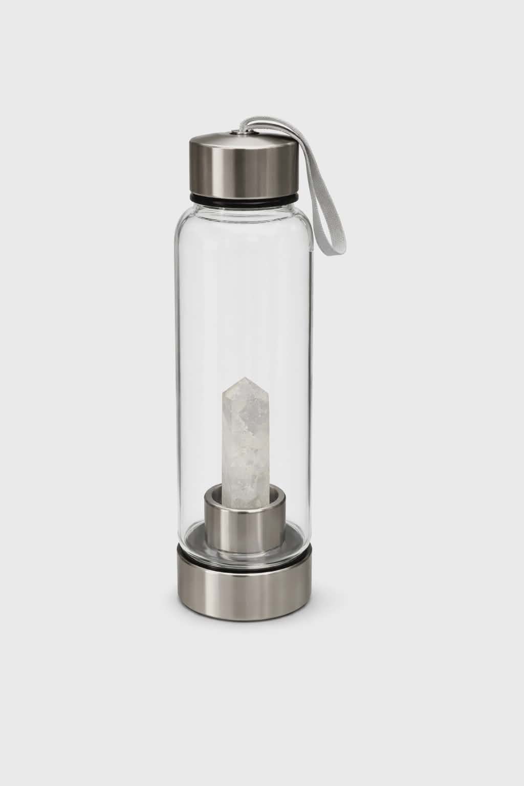 bouteille deau en verre énergisant cristal de roche, fond blanc, bouchon inox avec dragonne, pointe de cristal de roche intégrée