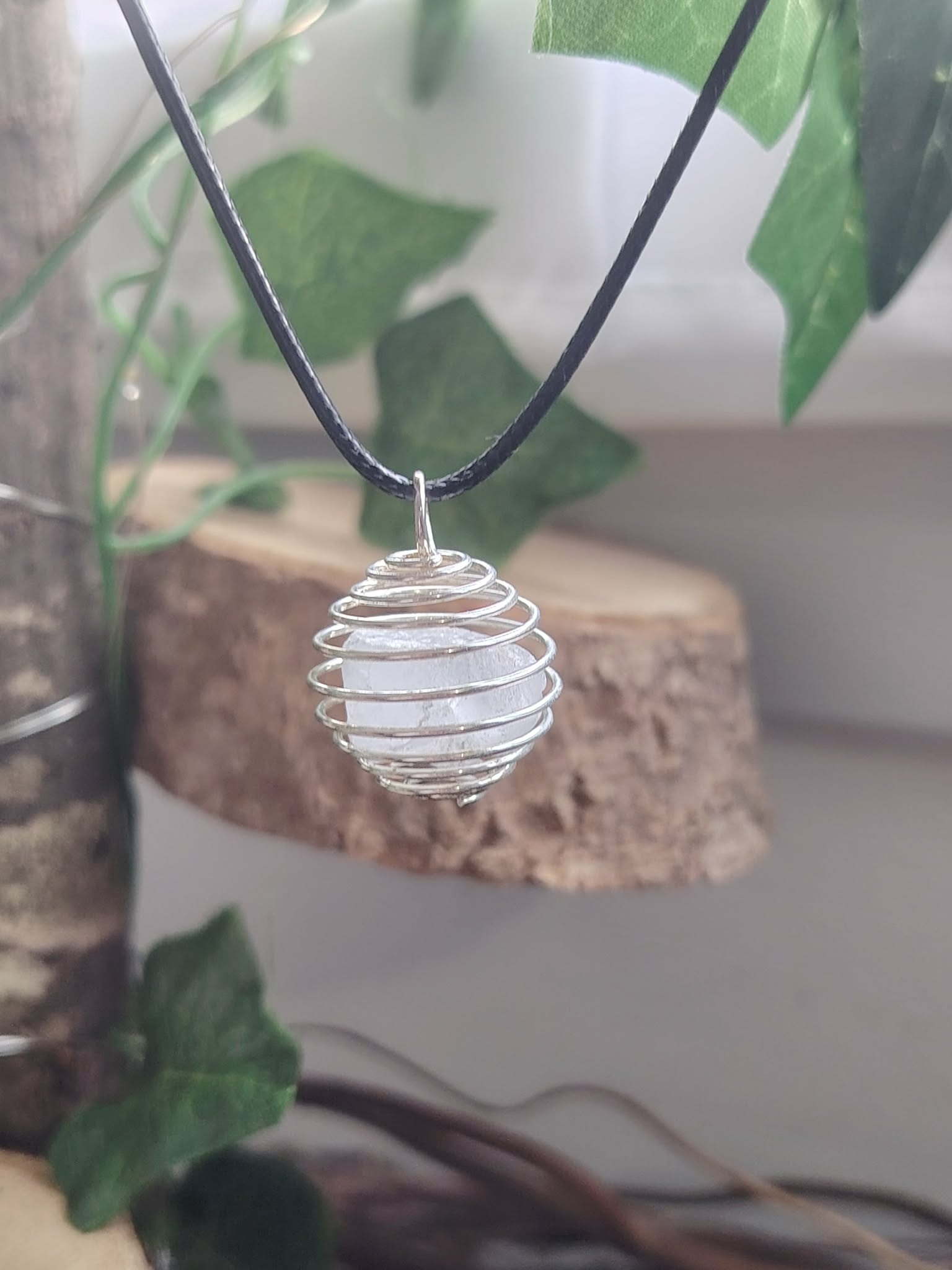 Pendentif cage spirale en métal avec pierre quartz / cristal de roche interchangeable, suspendu à un cordon noir, décor nature (bois