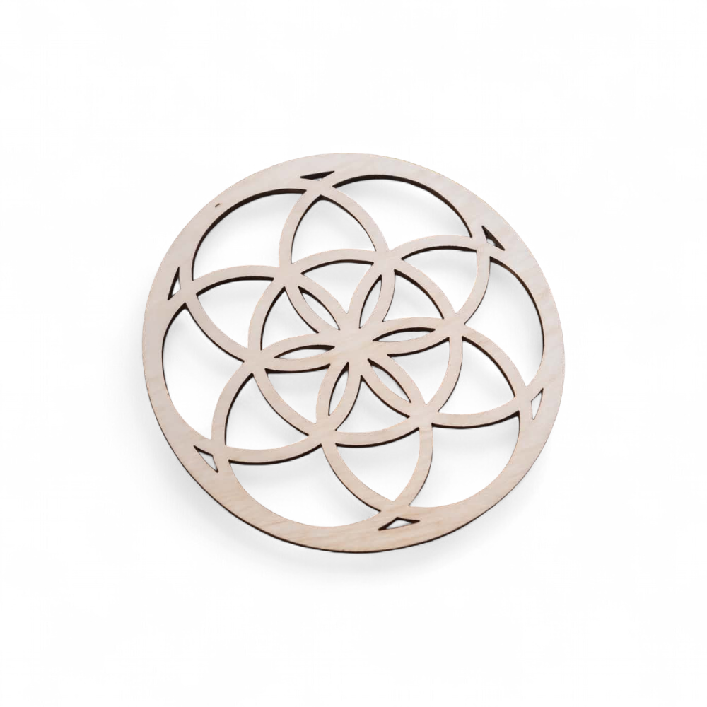 plateau-graine-de-vie-en-bois-clair-motif-geometrie-sacree-mise-en-scene-rustique-sur-fond blanc