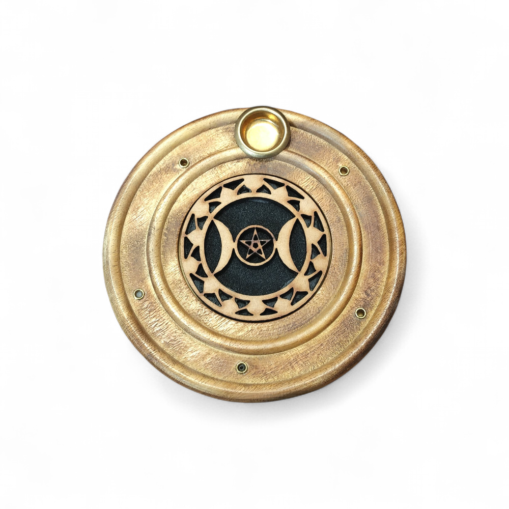 porte-encens-rond-en-bois-motif-triple-lune-pose-sur-fond-blanc