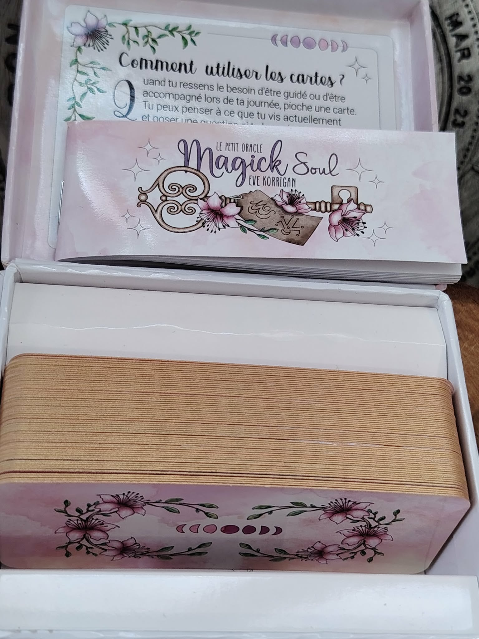 Boîte ouverte du Petit Oracle Magic Soul vue du dessus, intérieur visible avec visuel “Magic Soul”, photo détaillée du coffret.