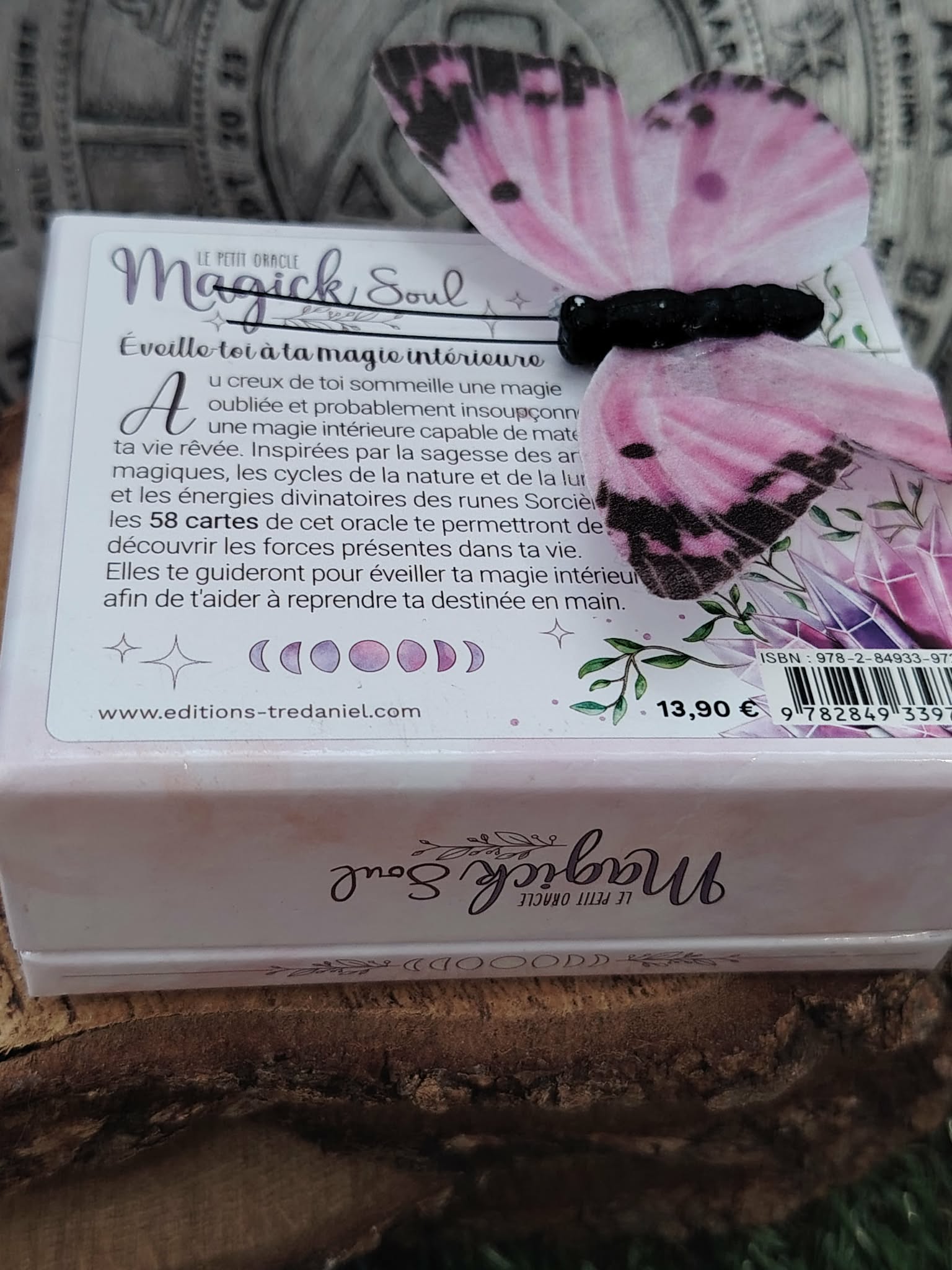 Dos de boîte Magic Soul avec cartes roses en éventail, décor ésotérique, ambiance douce et mystérieuse.