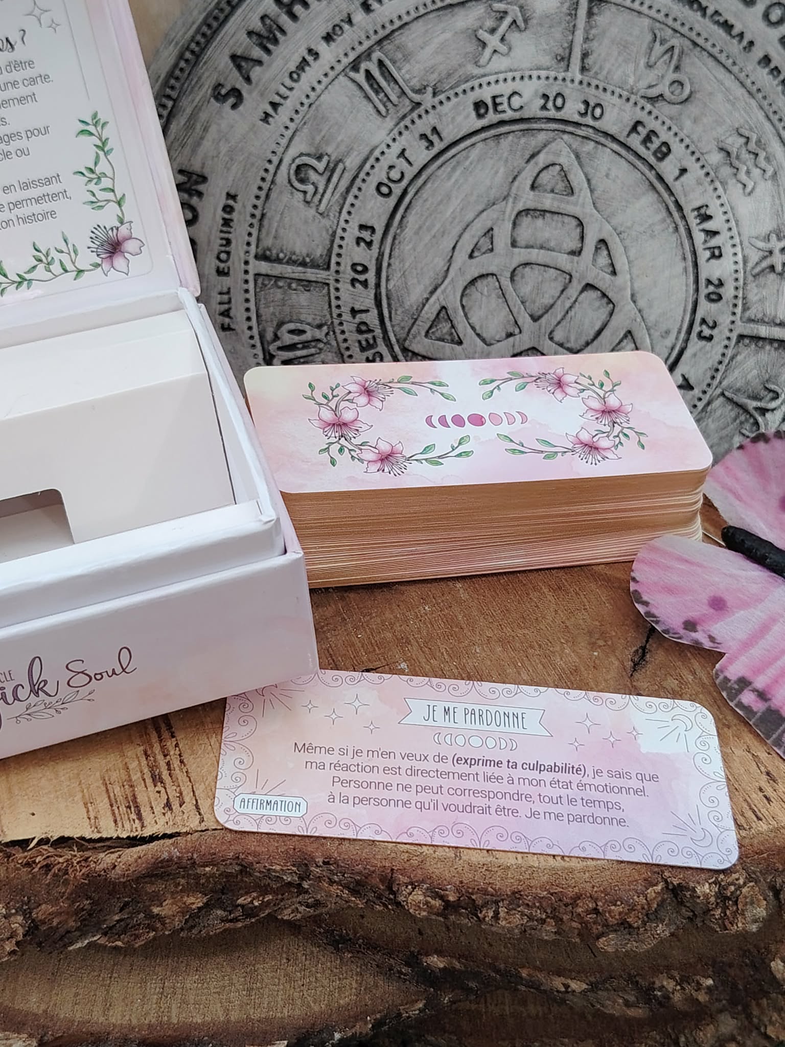 Cartes du Petit Oracle Magic Soul étalées avec boîte à côté, décor grimoire ésotérique et plateau en bois, ambiance mystique.